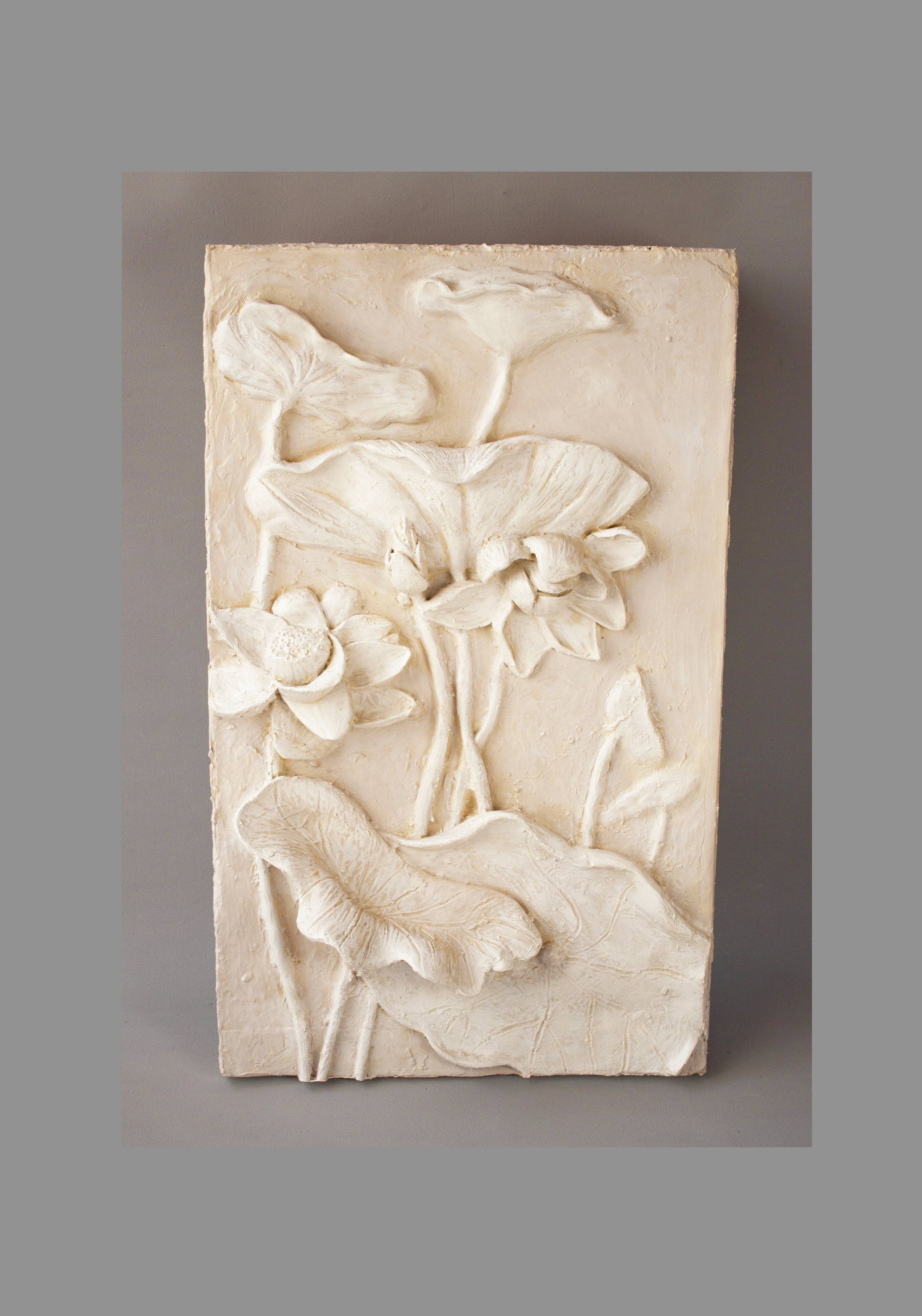 Bajorelief avec des fleurs. Relief avec des fleurs. Fleurs en relief.