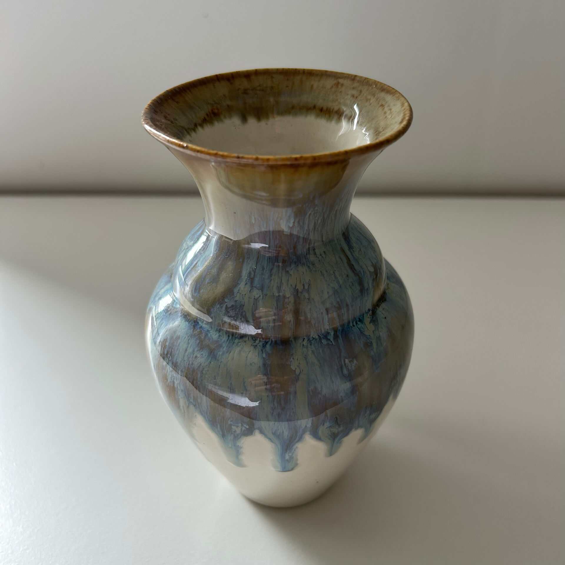 Vase aux coulures bleutées 