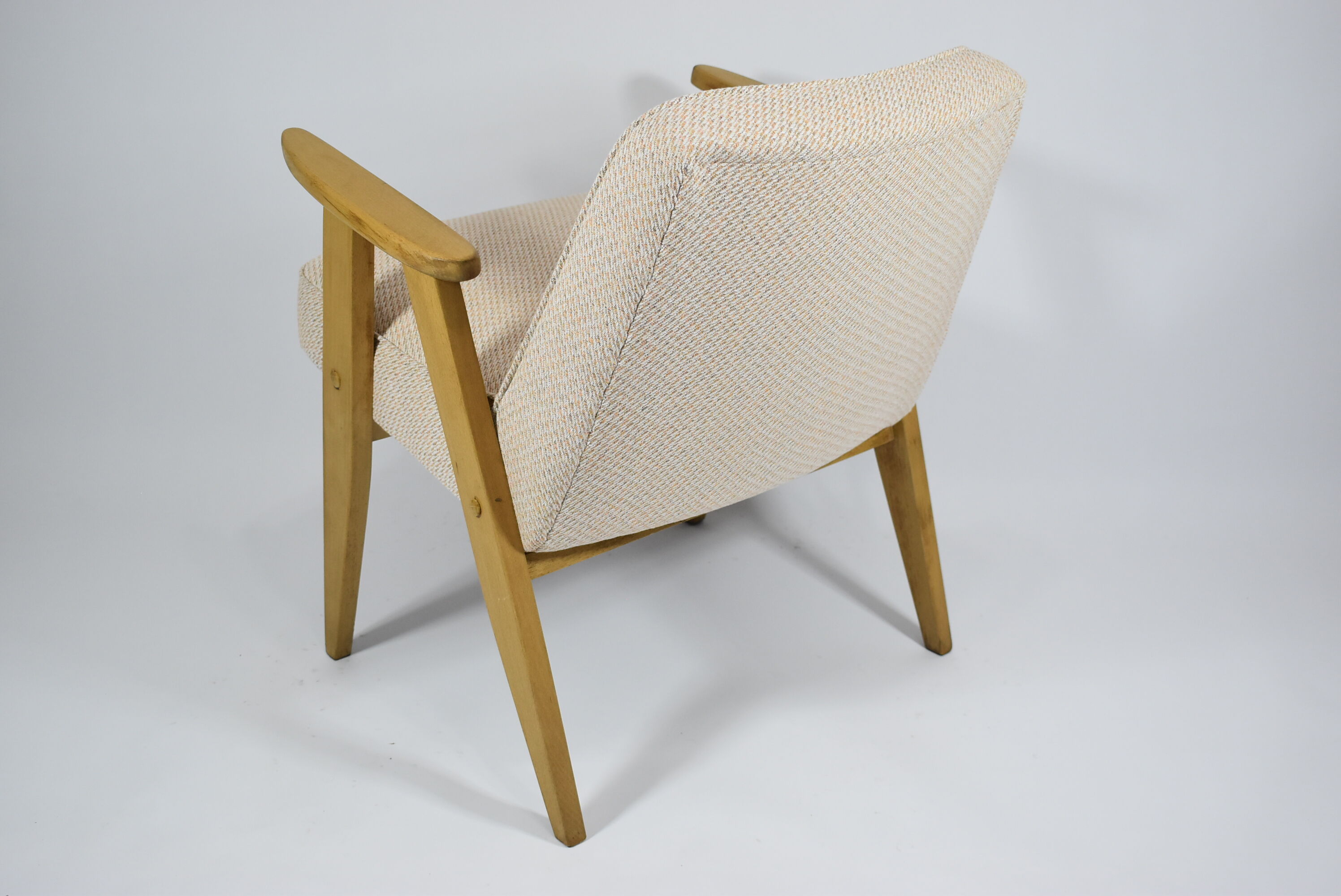 Fauteuil original 366 designer J.Chierowski années 1960, beige, bois de chêne