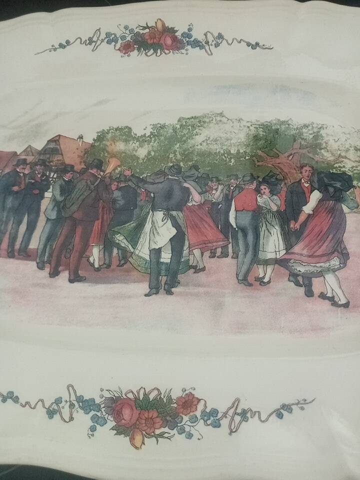 Plat de service. Faïencerie Digoin Sarreguemines. Motif Alsacien.
