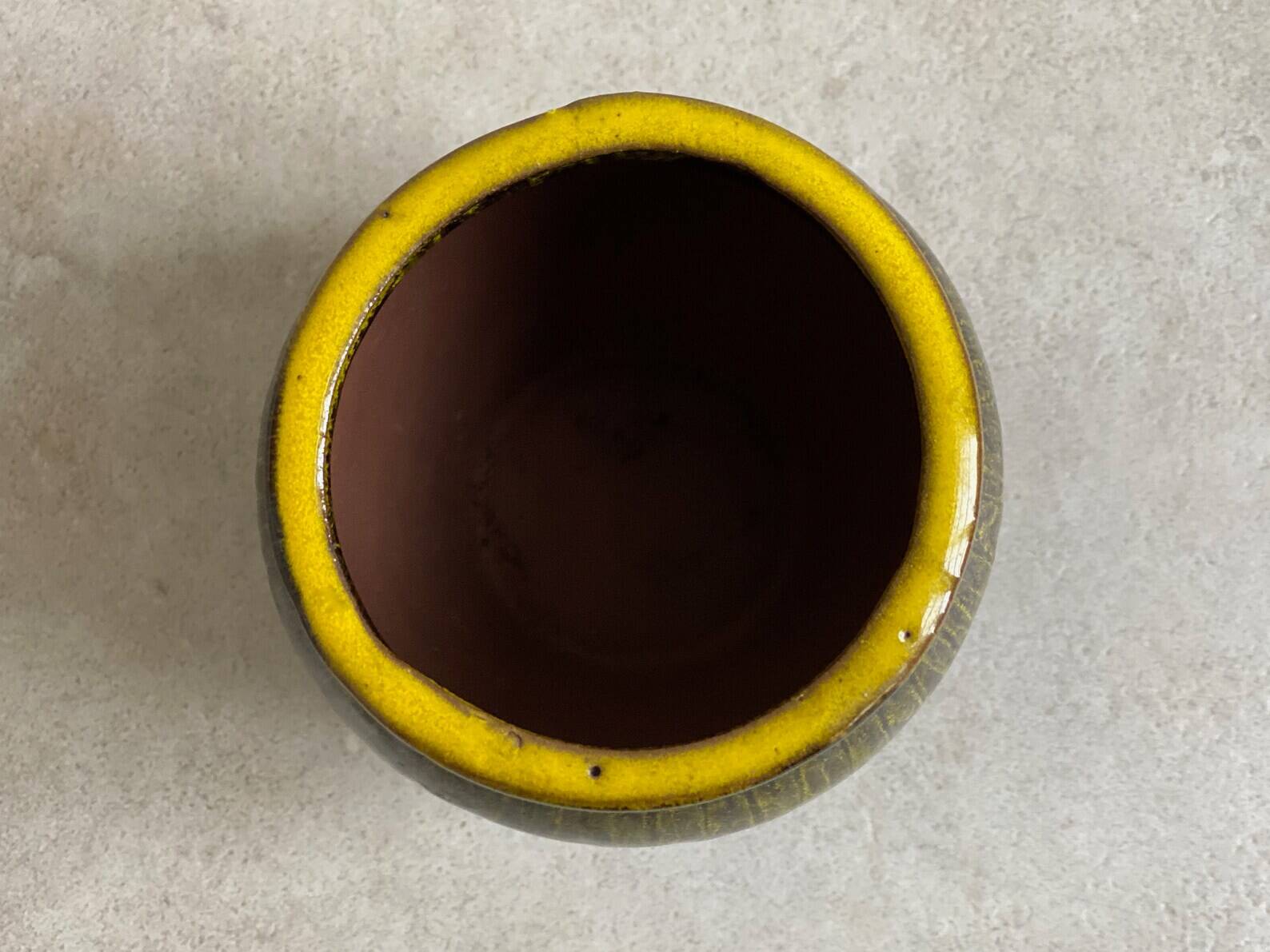 Petit vase en céramique vintage avec glaçure goutte à goutte jaune