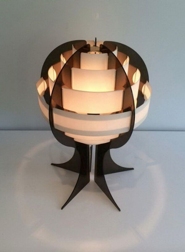Lampe moderniste en plexiglas et bandes de plastique blanches