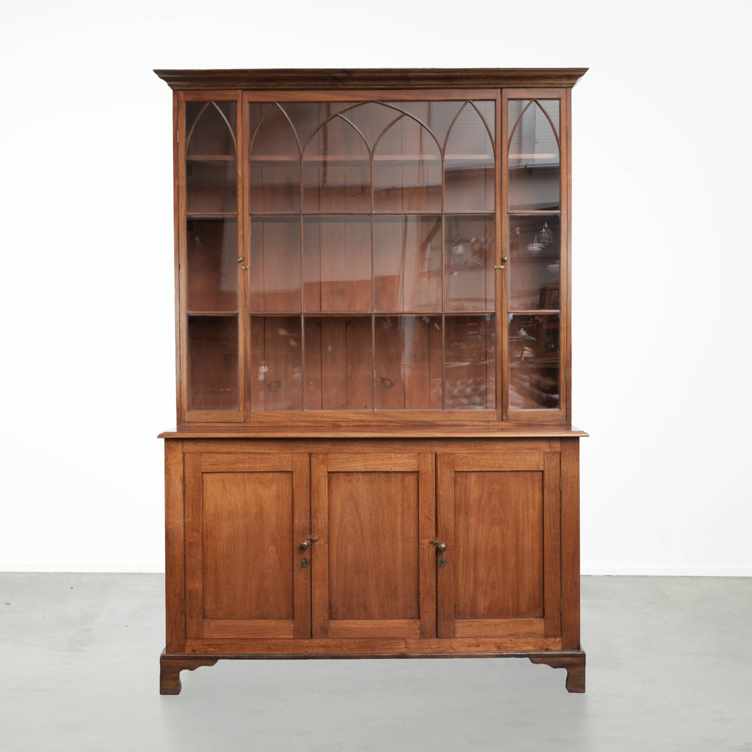Buffet anglais ancien du début du 19e siècle dans le style gothique.