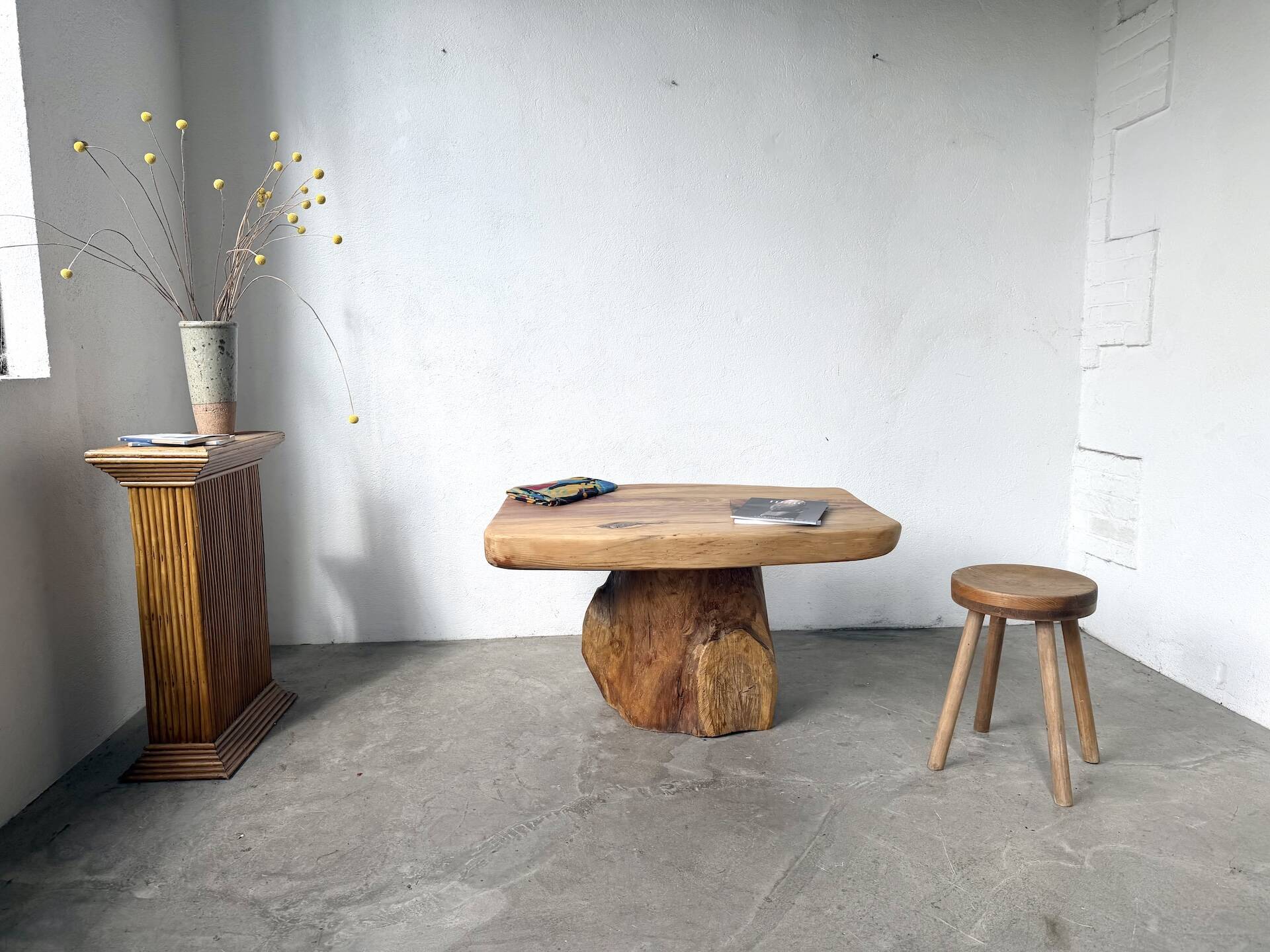 Organic brutalist coffee table in solid cedar, trunk pedestal, 1970s.