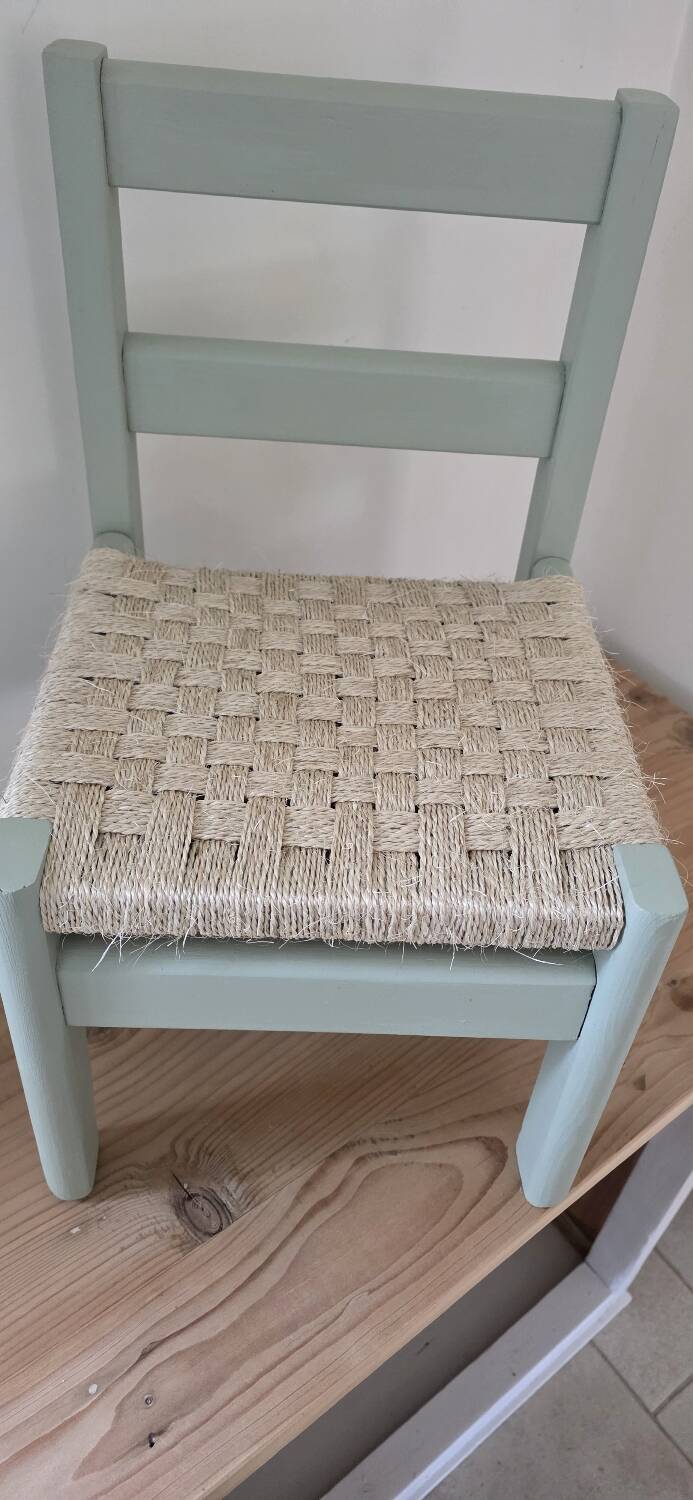Set of two children's chairs in wood, jute and sisal