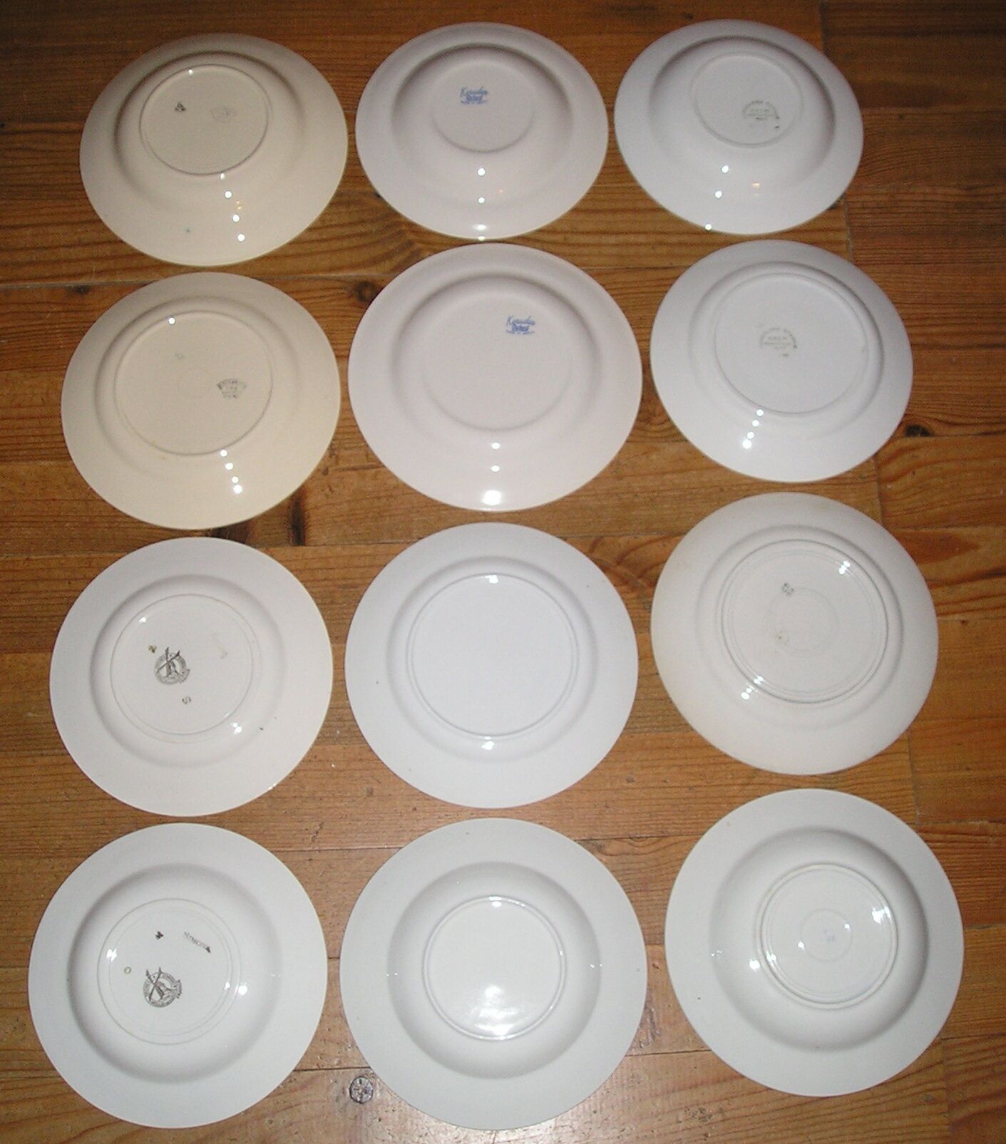 Mismatched crockery service for 6 people