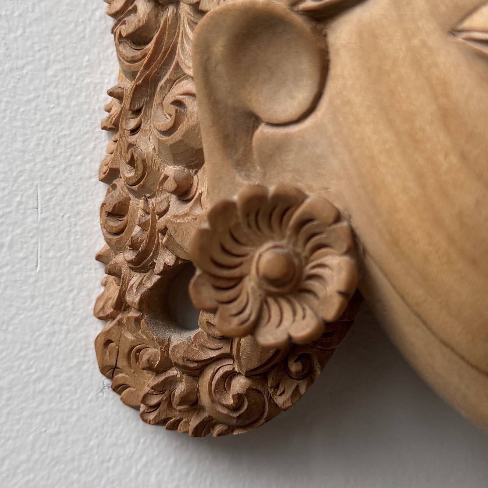 Masque balinais en bois sculpté milieu XXe