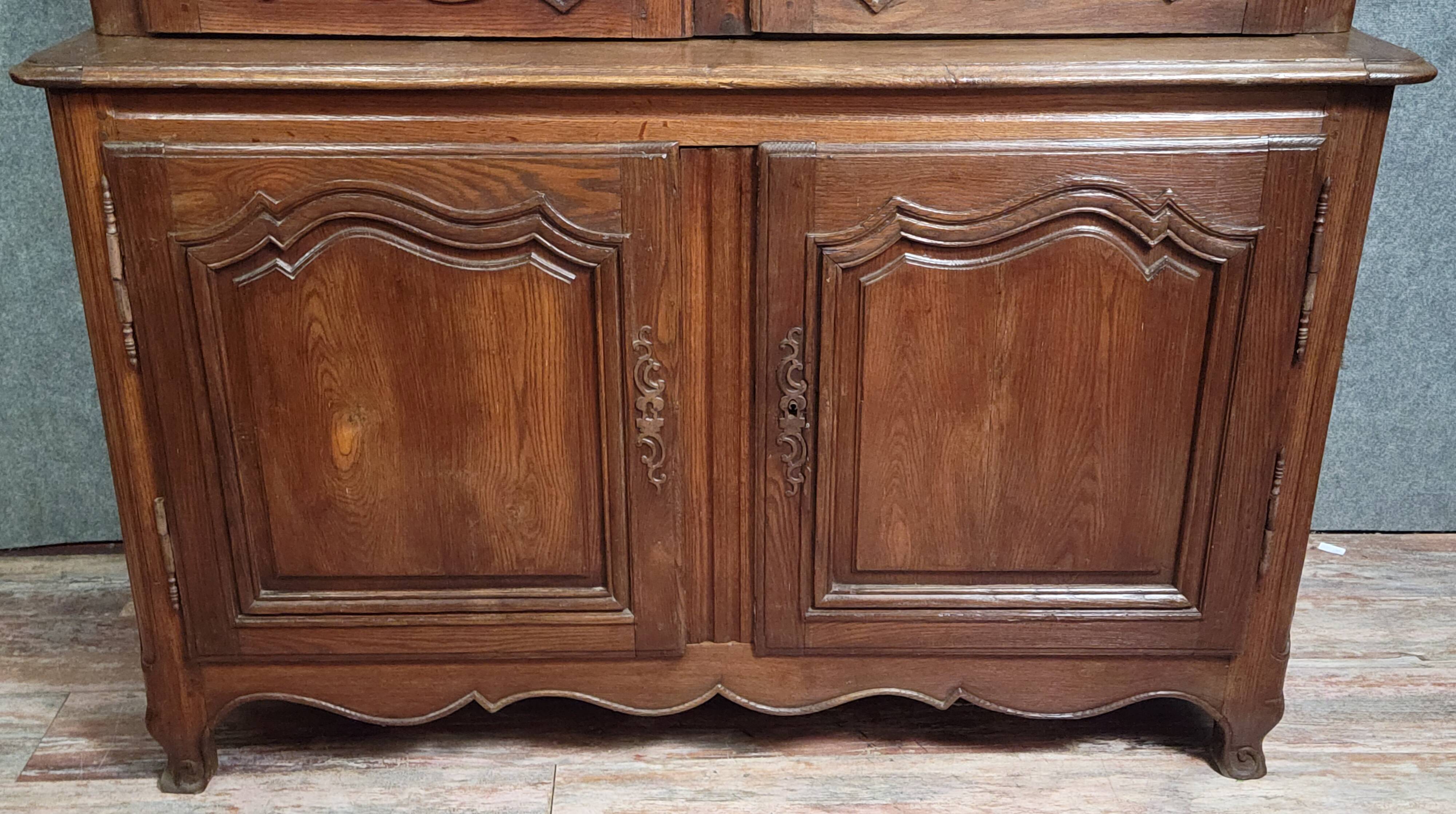 Buffet-Bibliothéque a deux-corps époque Louis XV, réalisé en chêne massif