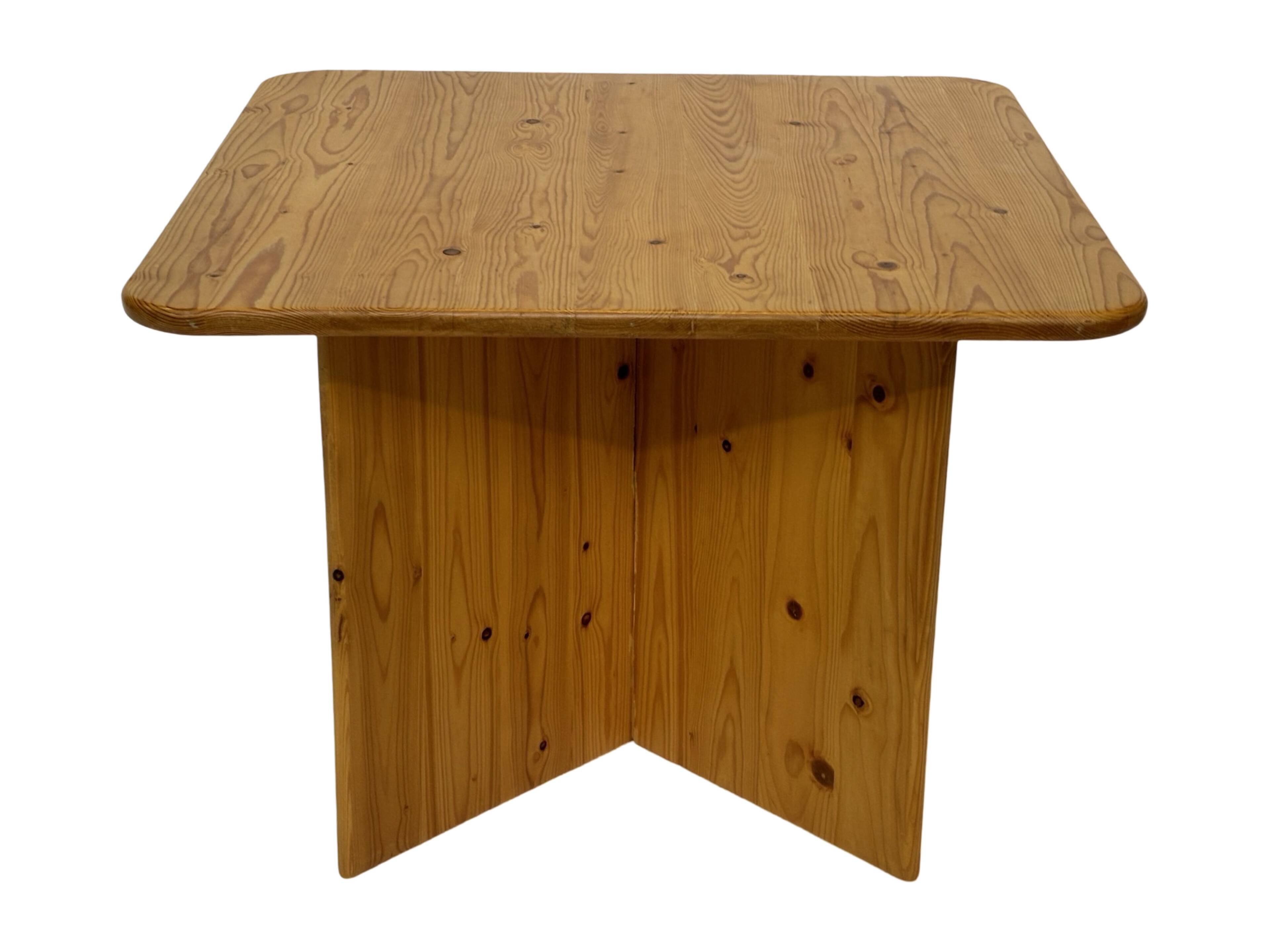 Table basse / table d'appoint vintage en pin au design organique minimaliste