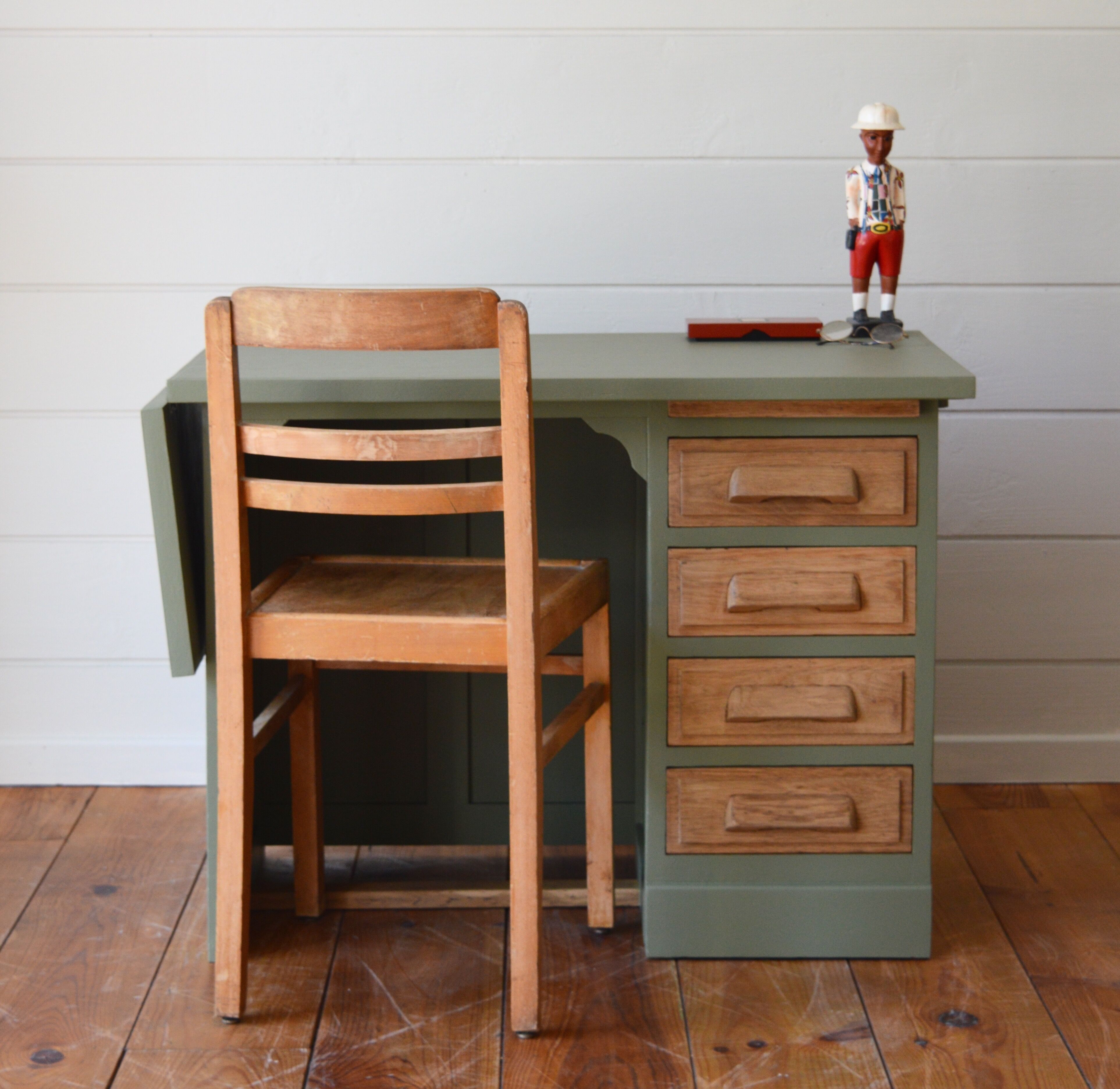 Children's desk
