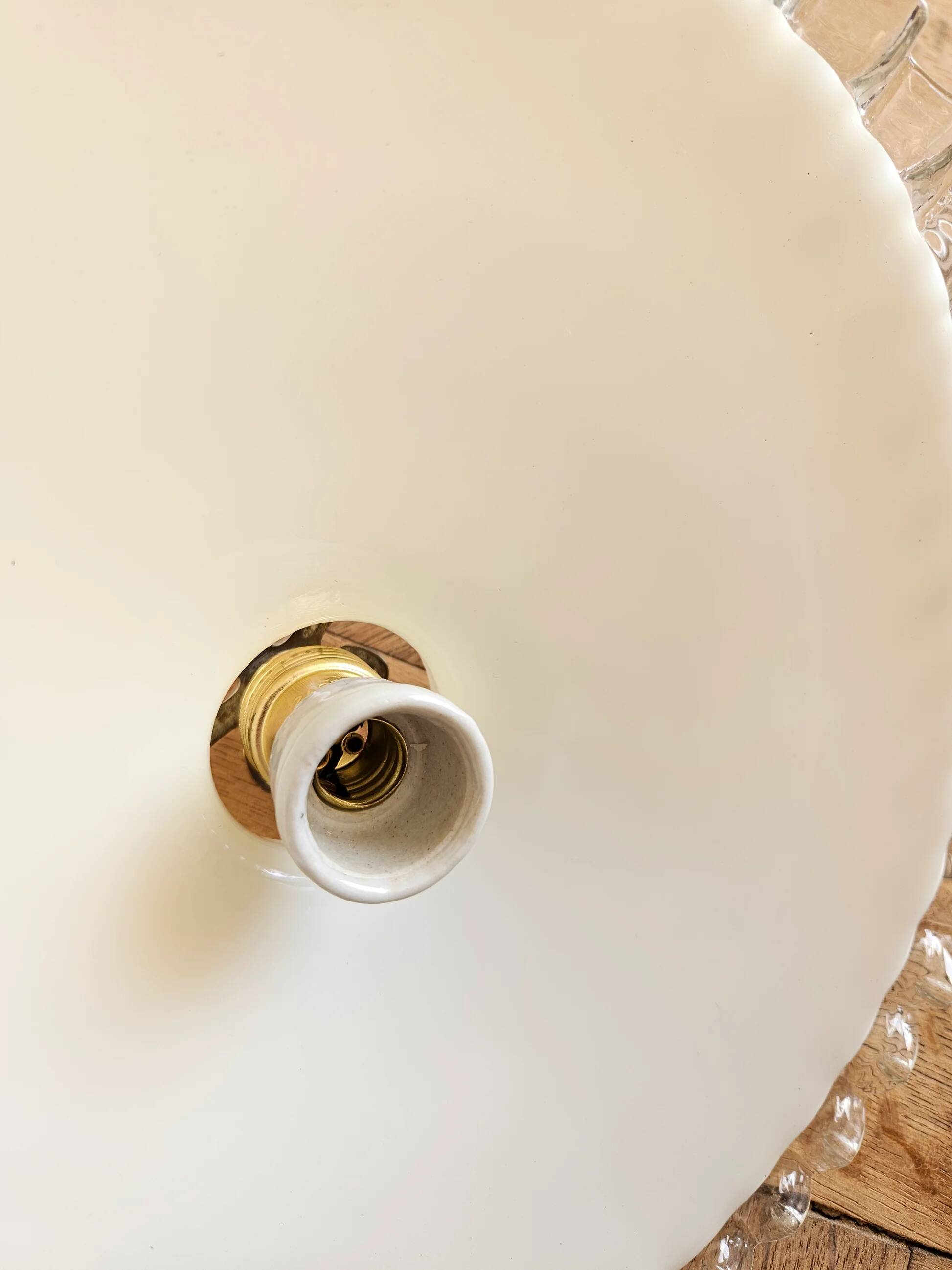 Suspension vintage en opaline dentelée