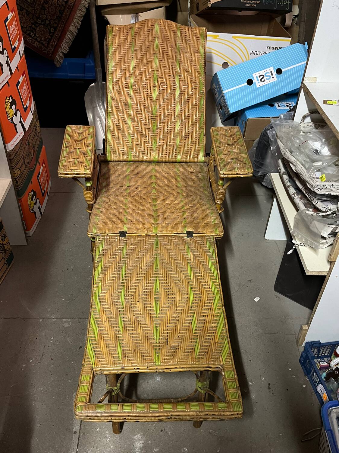 Ancienne chaise longue fauteuil en rotin osier de jardin