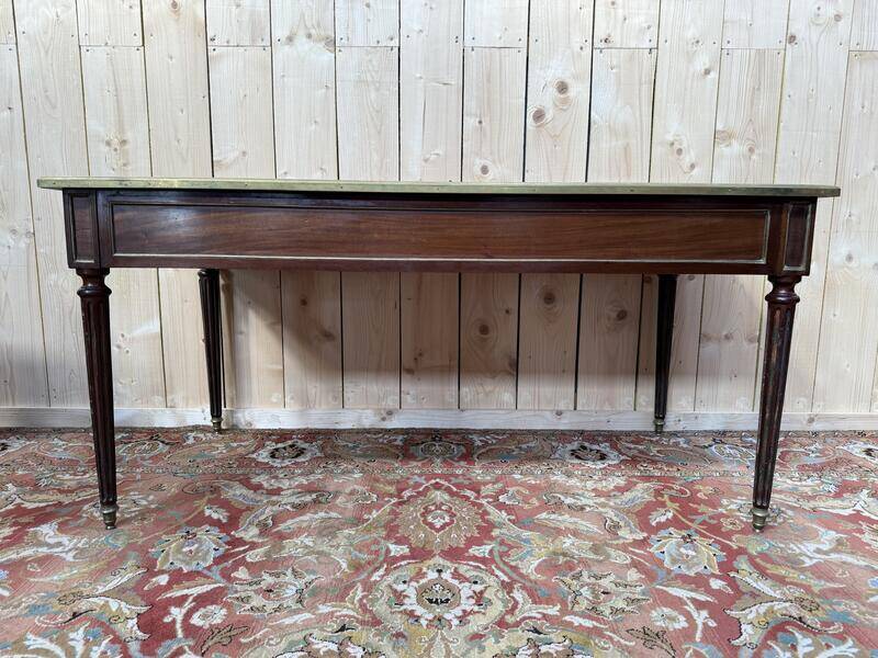 Bureau plaît de style Louis XVI en acajou et filets de laiton