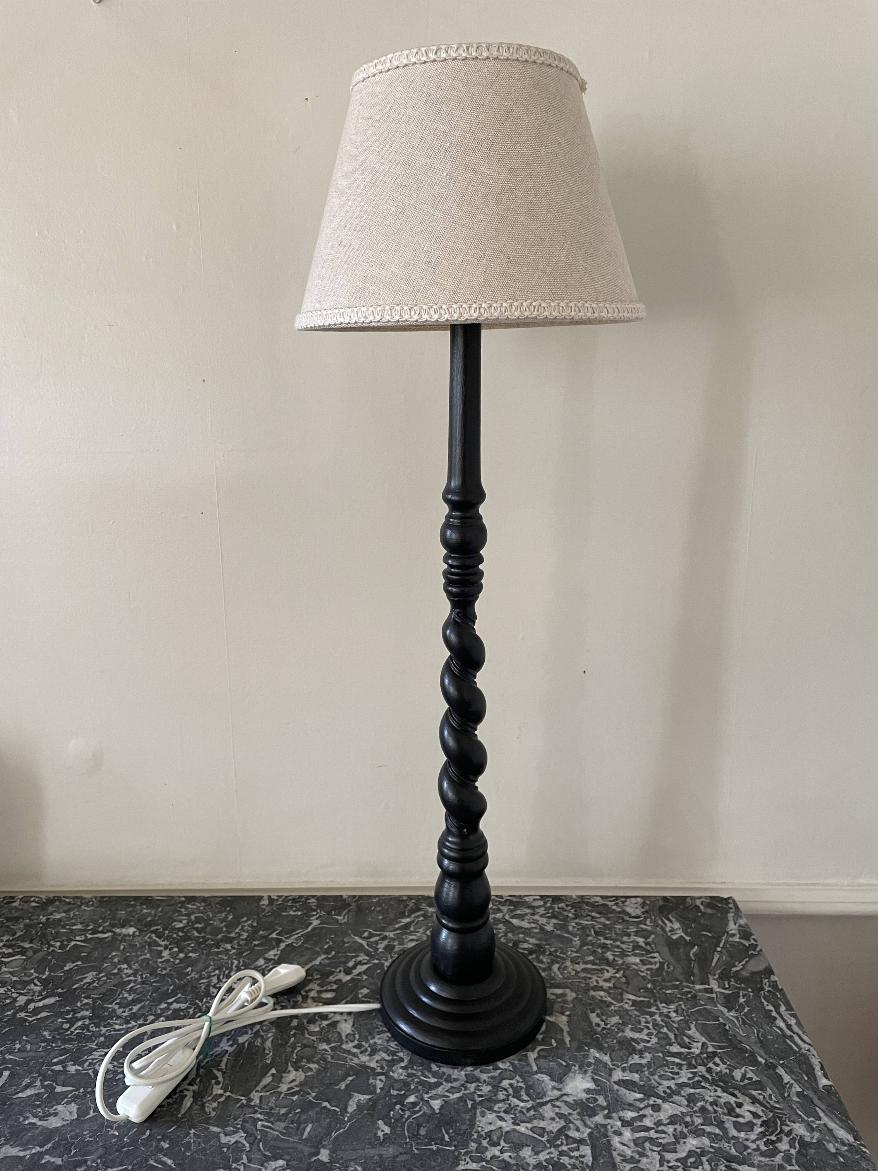 Twisted wood lamp