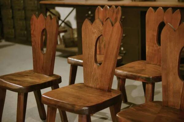 8 chaises brutalistes en orme massif par Aranjou 1950’s