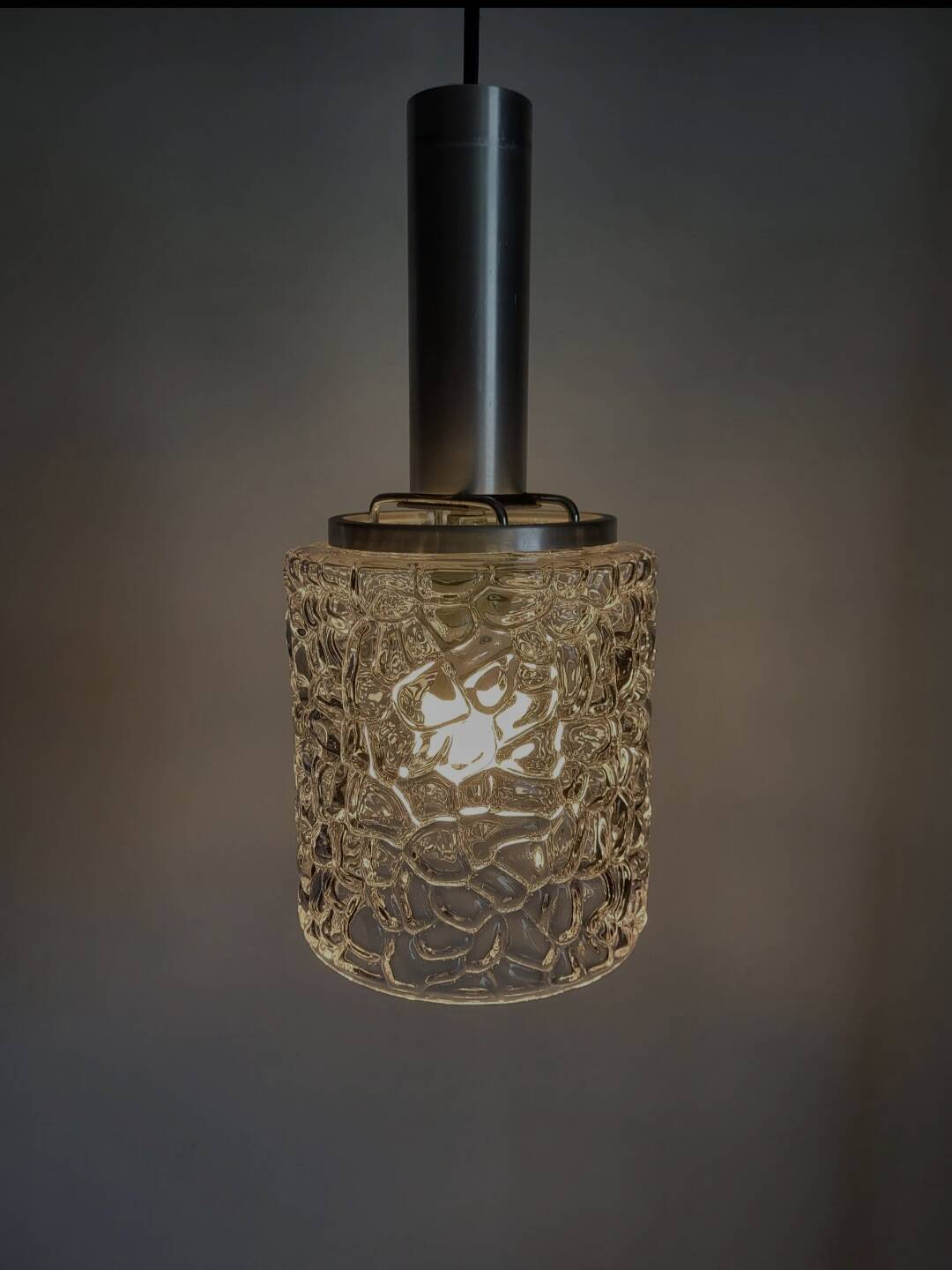 Lampe à suspension vintage avec capuchon en verre et relief, Chrome afwerking, jaren 60