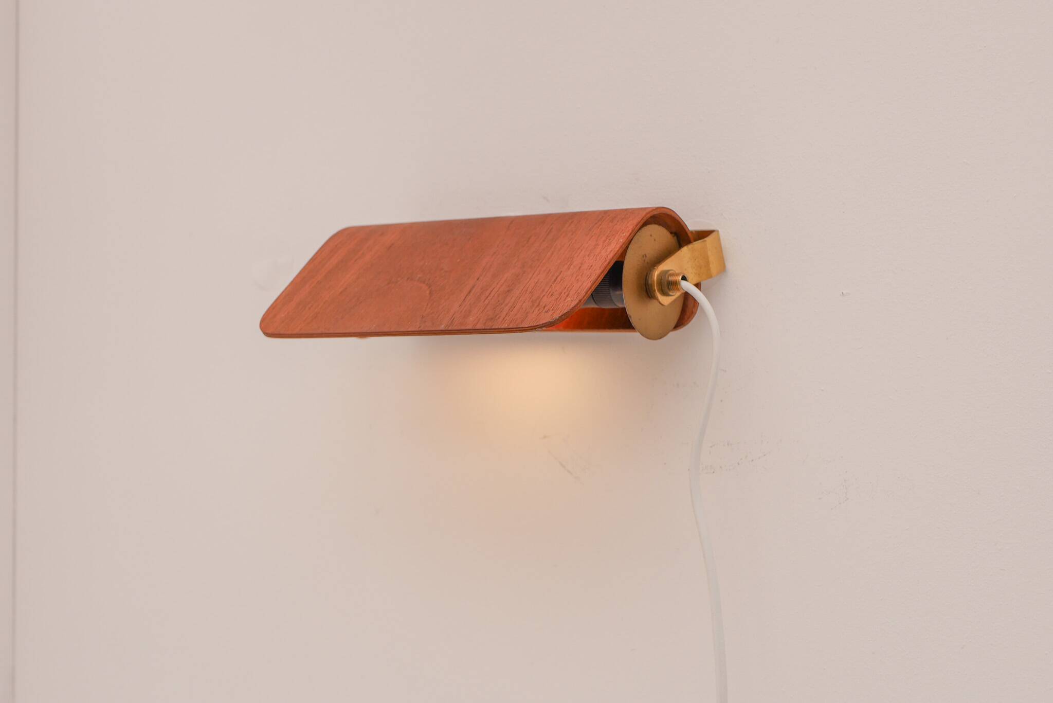 Applique en teck vintage. Design scandinave classique du milieu du siècle moderne.