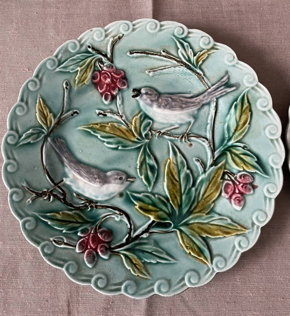 Duo of plates in barbotine decorated with two birds on a fruit tree
