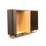 Grande armoire design vintage avec penderie et rangement des années 60