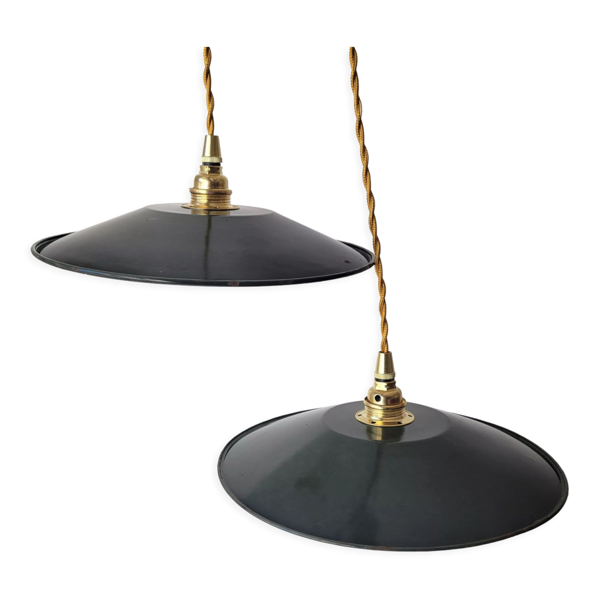 Pair of enamelled suspensions