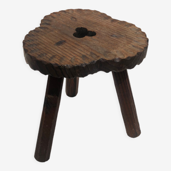 Tabouret tripode en bois ciselé