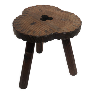 Tabouret tripode en bois ciselé