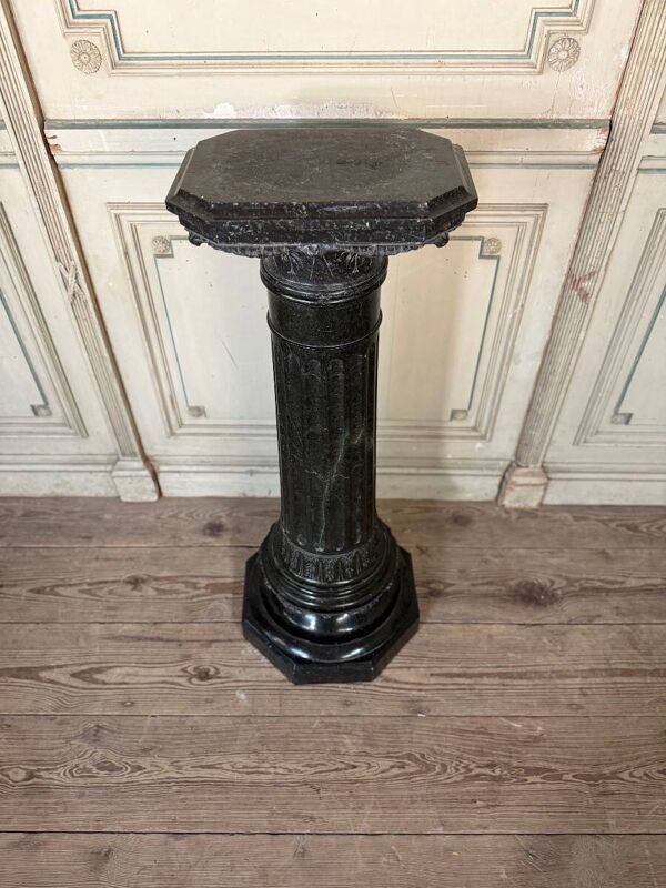 Colonne en marbre vert serpentine, vers 1880