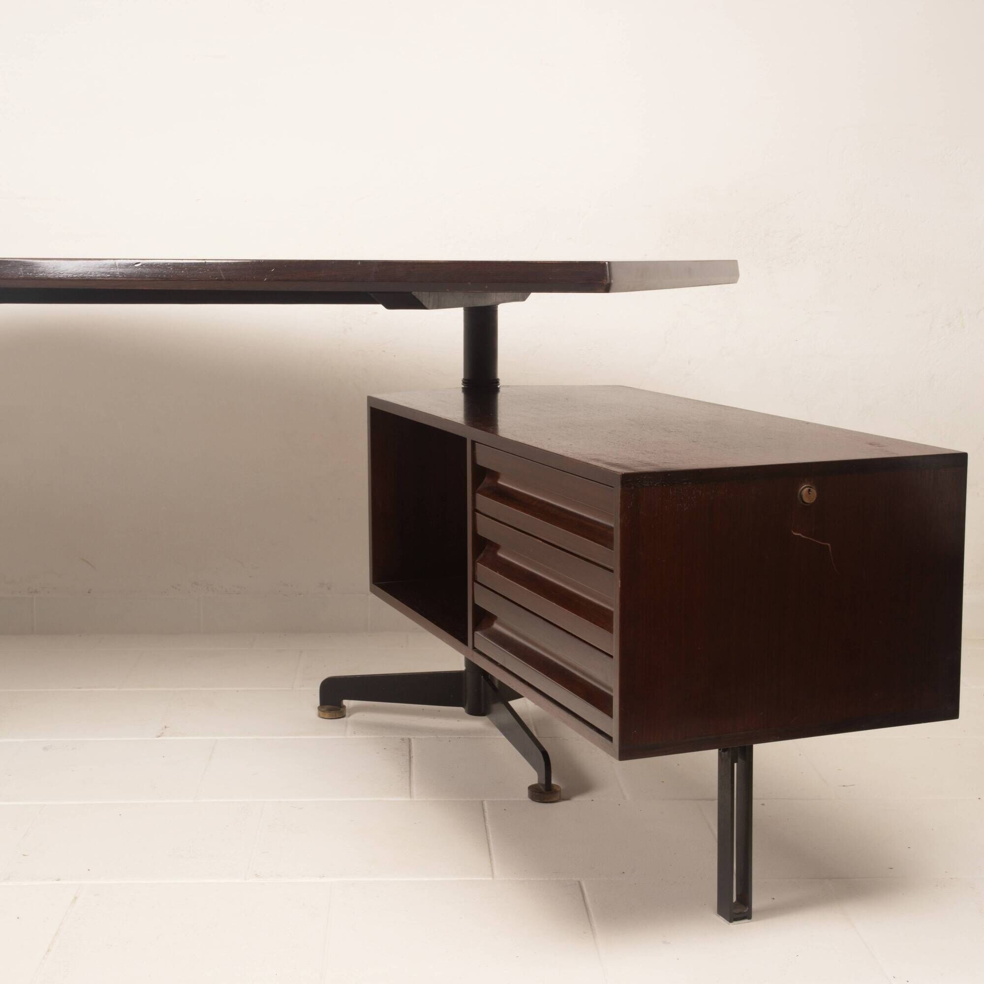 T96 Rosewood Boomerang Desk by Osvaldo Borsani for Tecno, First Edition, 1950