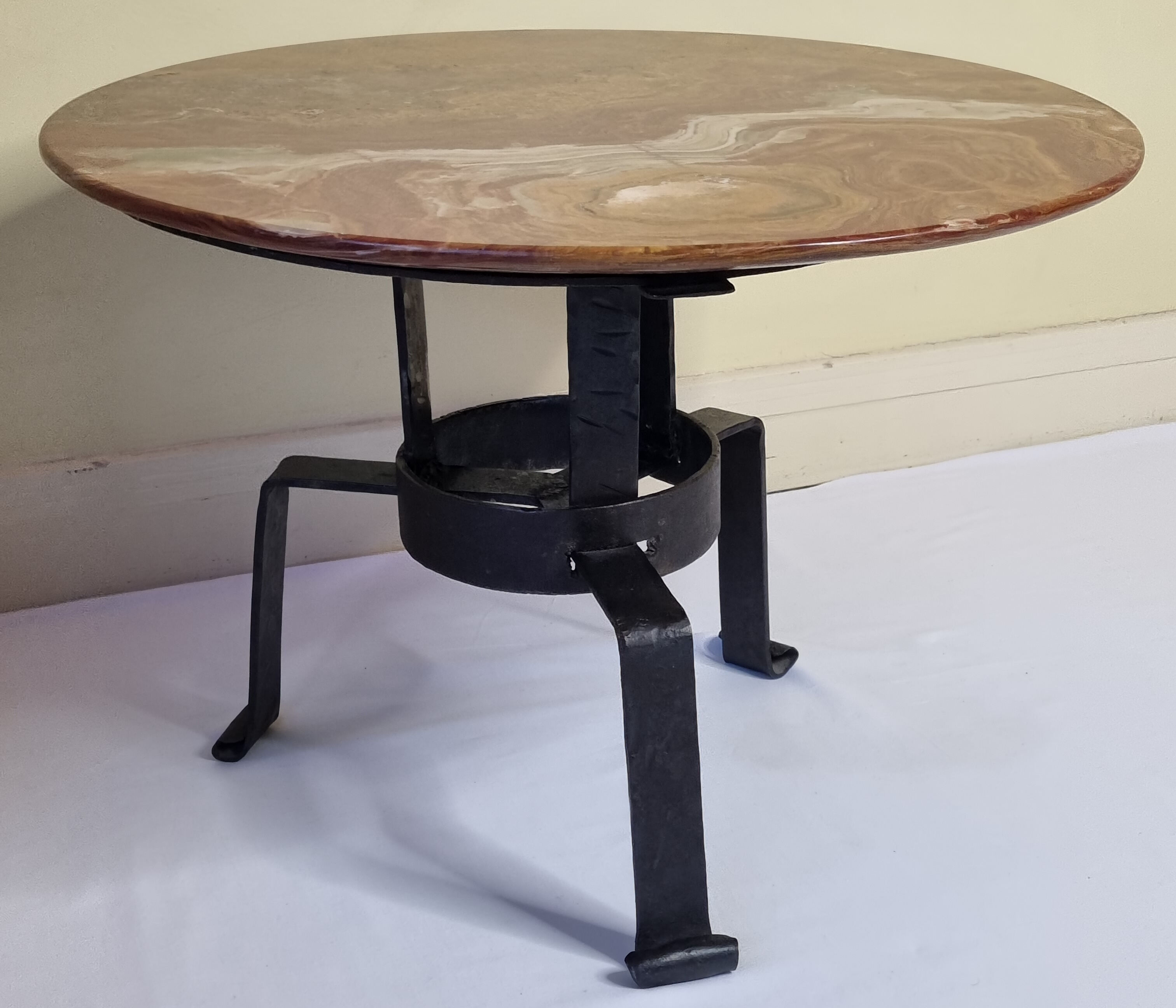 Table basse en marbre et fer forgé martelé, 61 cm