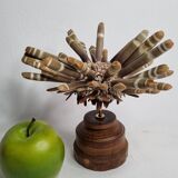 Ancien oursin crayon sur socle en bois tourné, 22 cm