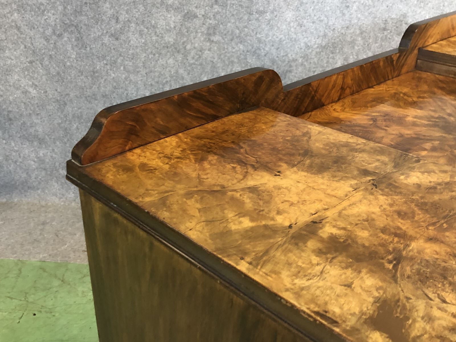 Bureau anglais Art déco en loupe de noyer