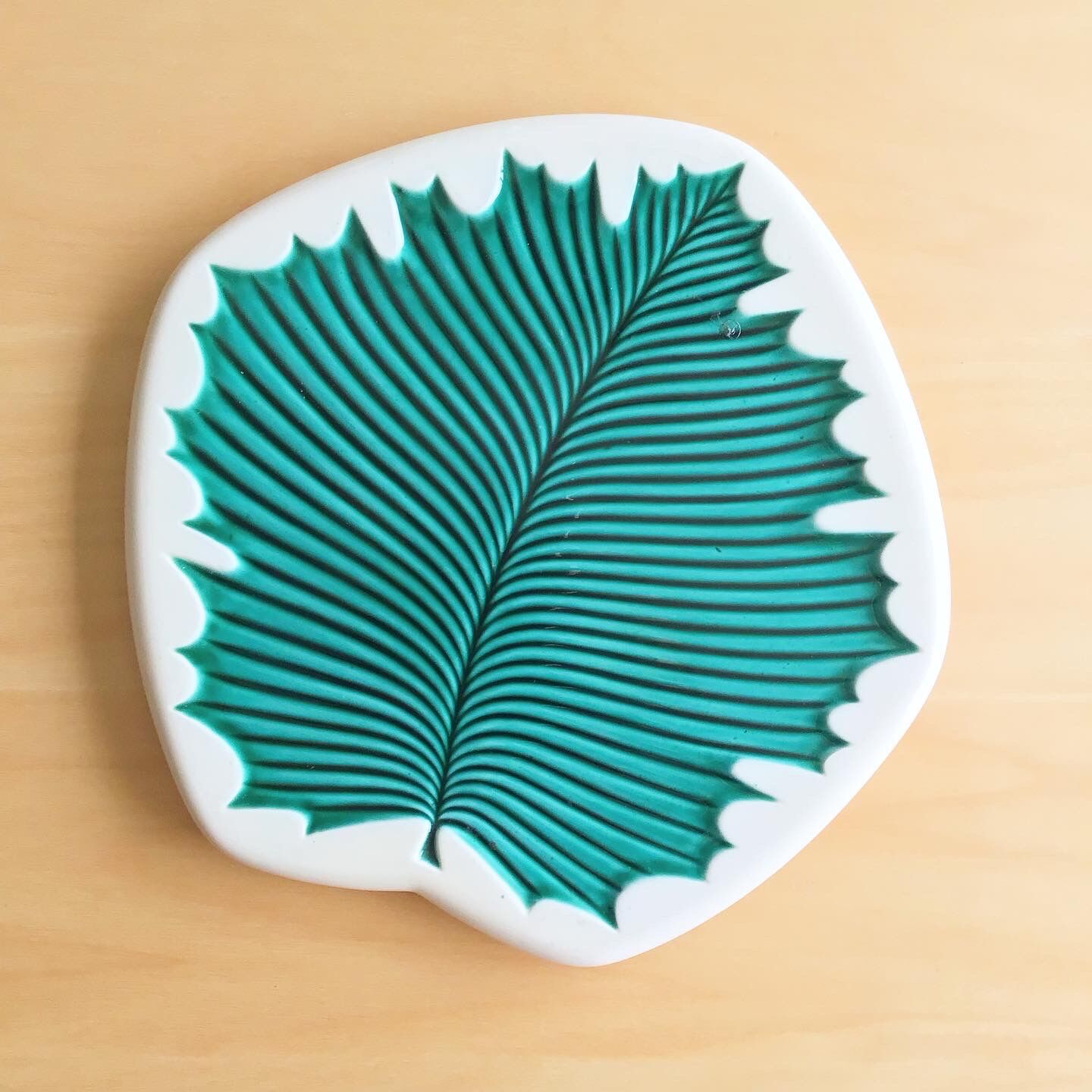 Plat en céramique feuille verte Verceram vintage