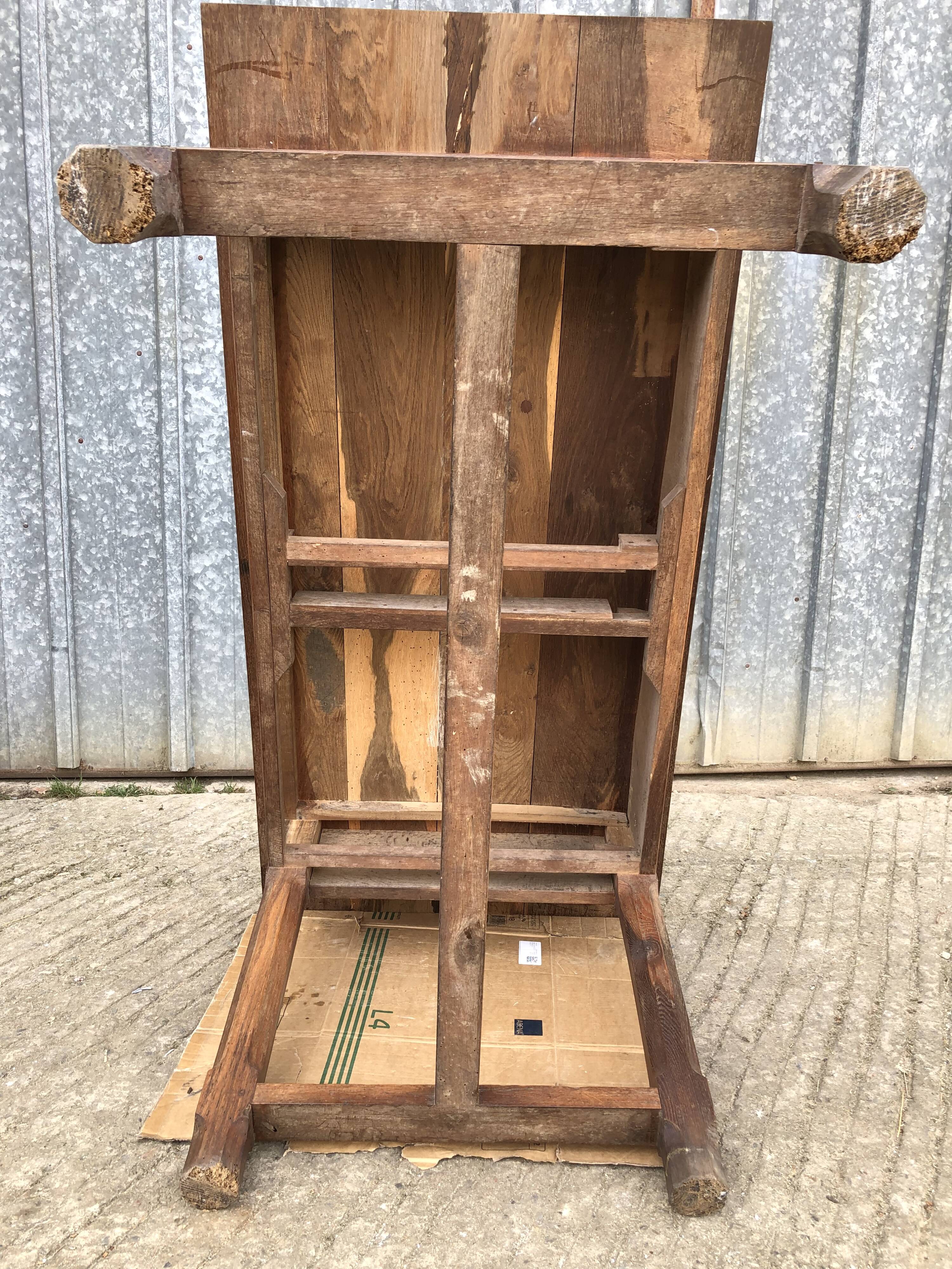 Table ancienne à barre à chat en chêne massif avec 2 tiroirs de face.