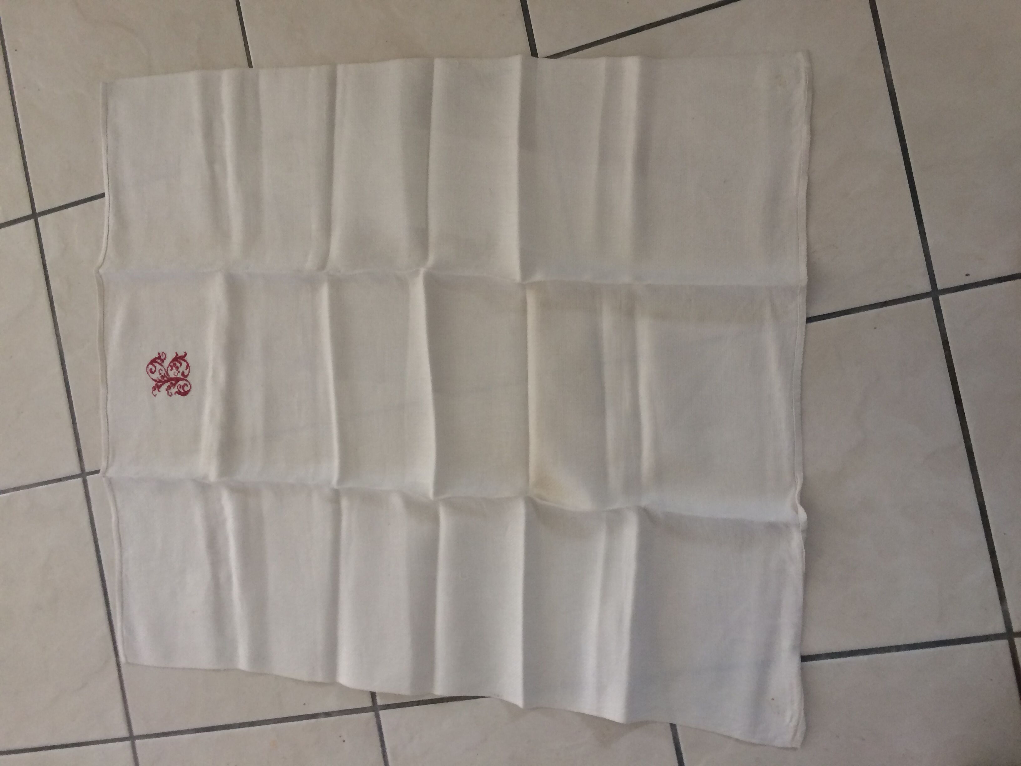 Set of 6 red monogram cotton towels