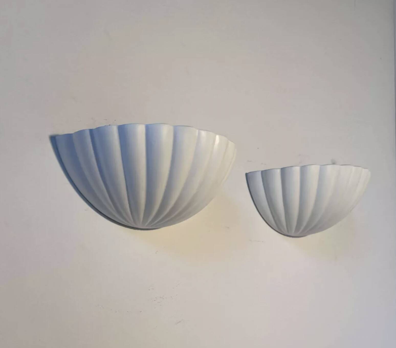 Paire d'appliques vintage coquillage, blanc mat, France 1970