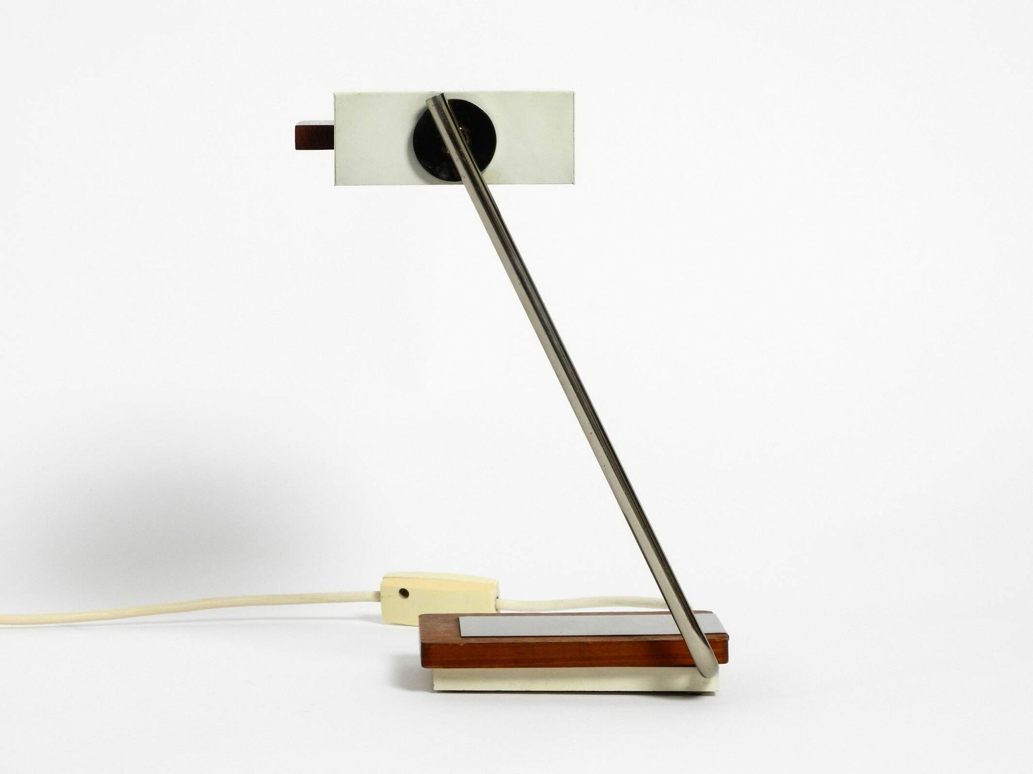 Lampe de table en métal léger en teck Kaiser Leuchten des années 1960.