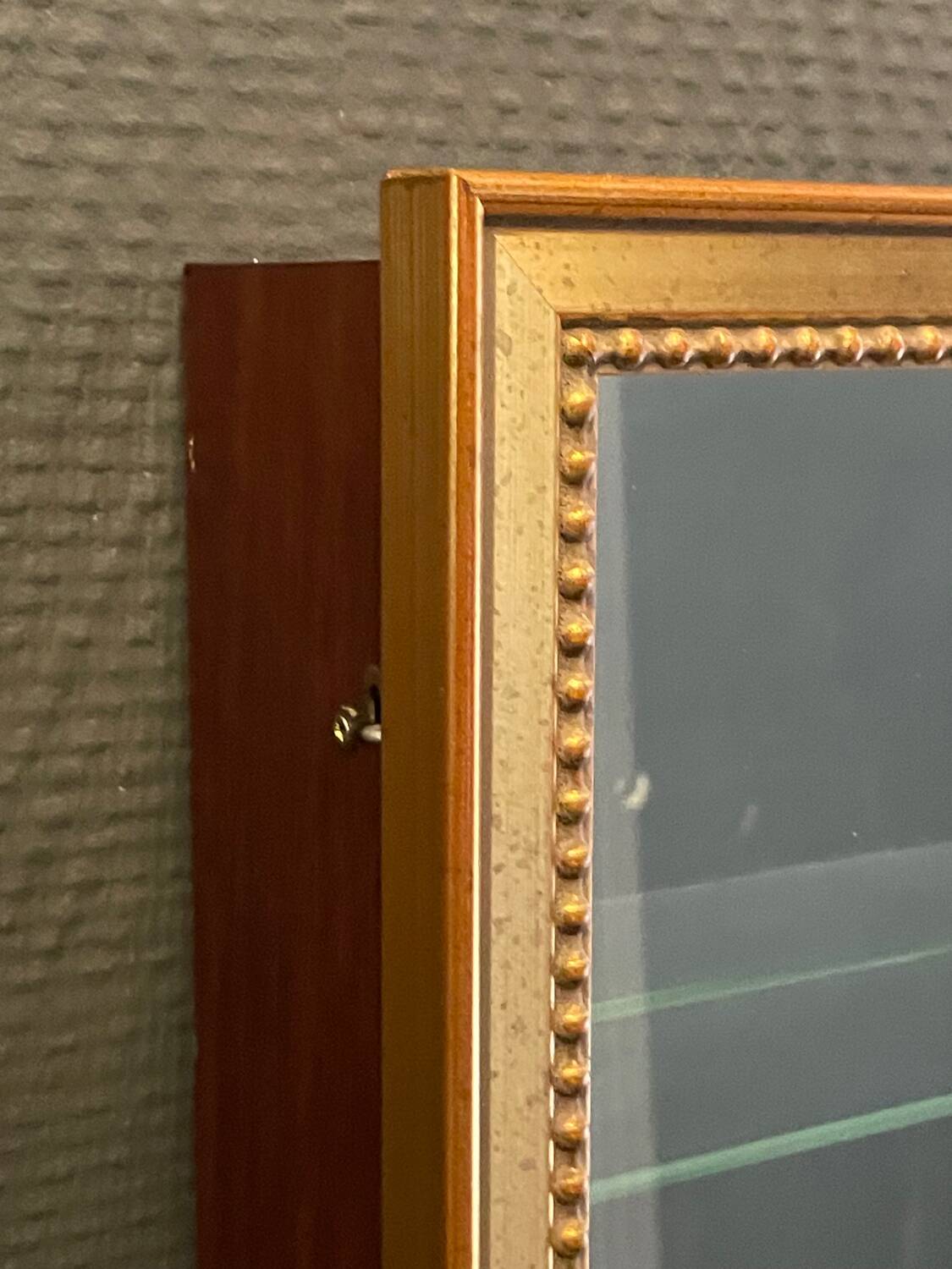 Vitrine en bois doré à suspendre .