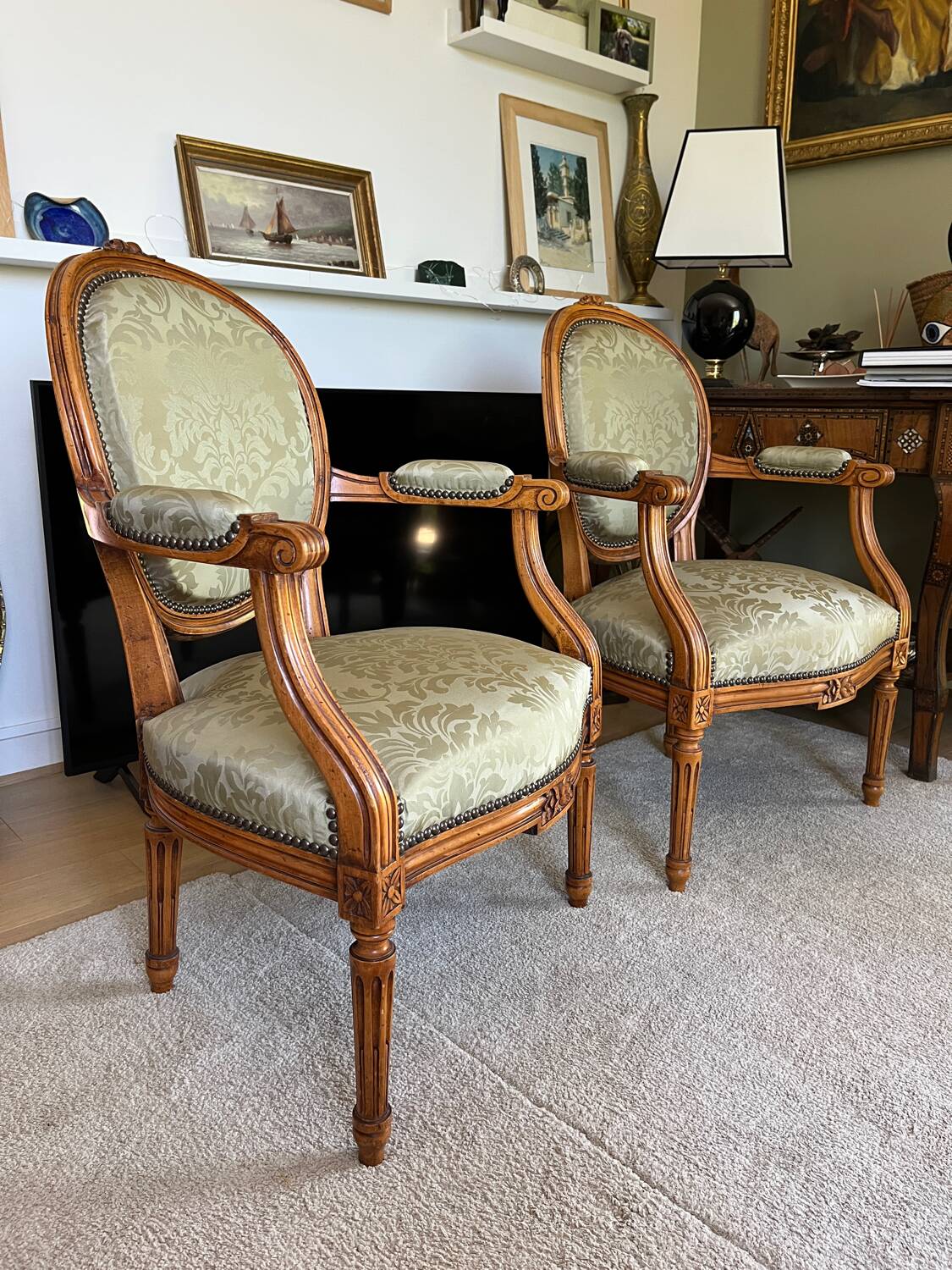 Paire de fauteuils cabriolets style Louis XVI