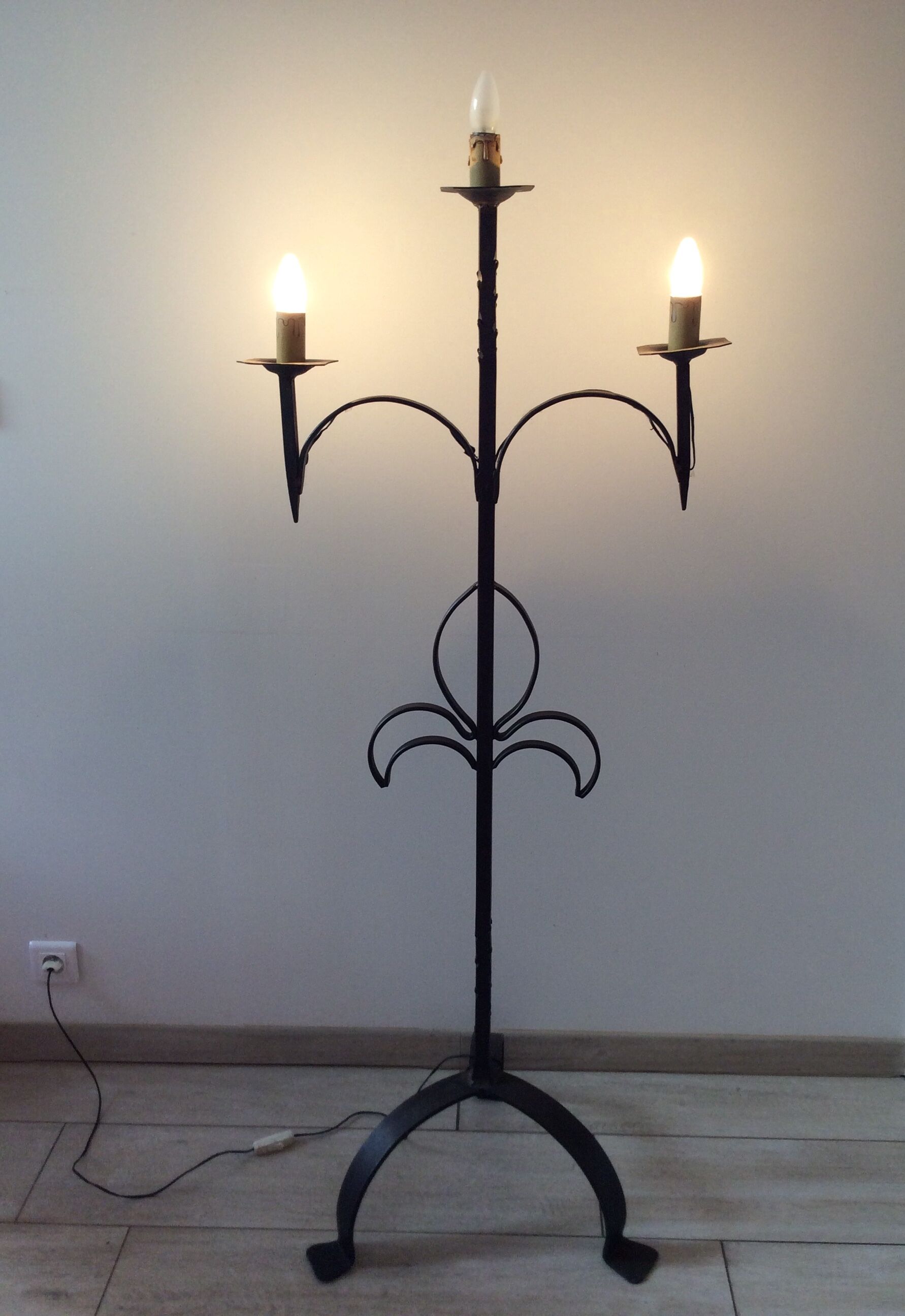 Floor lamp in wrought iron