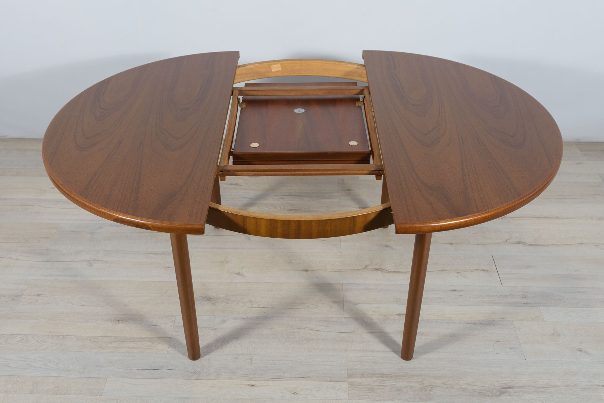 Round extendable dining table from McIntosh, 1960s