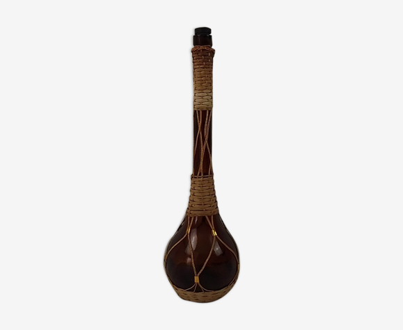 Bouteille en verre fumé déco osier et fils dorés