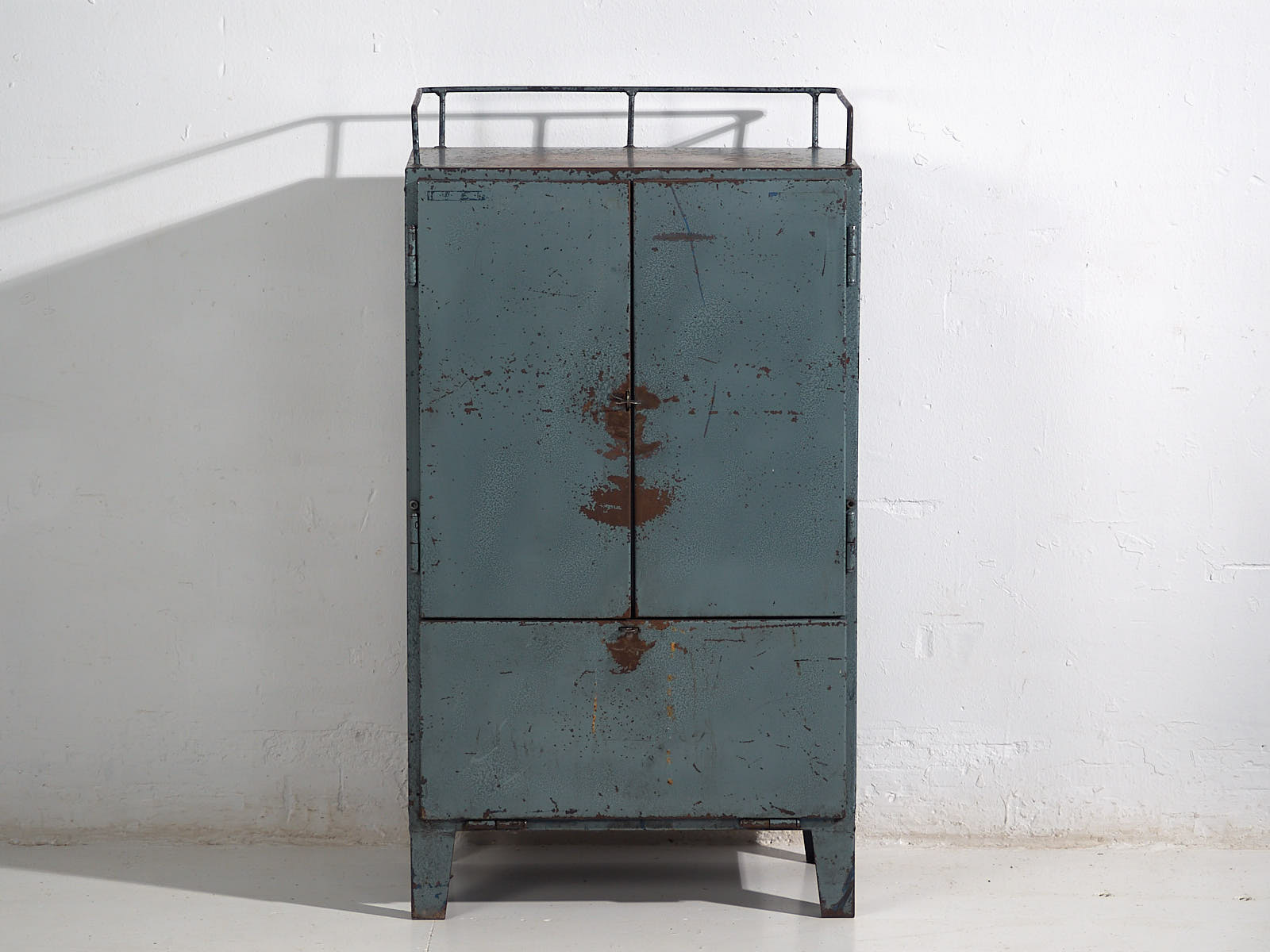 Armoire de style industriel à patine bleue (c.1950)