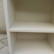 Bibliothèque vintage années 50 rénovée en beige.