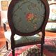 Paire de fauteuils à dossier médaillon de style louis XVI