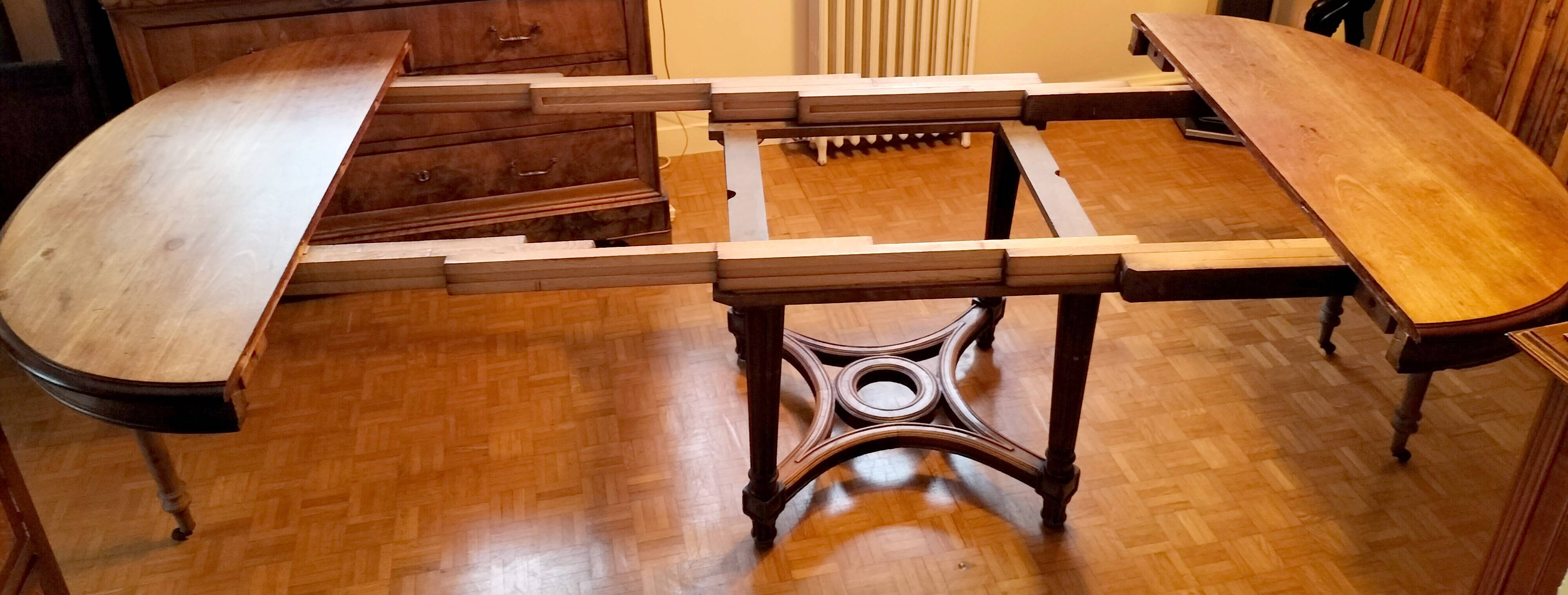 Oval centre table in solid mahogany from the Directoire, Empire period.