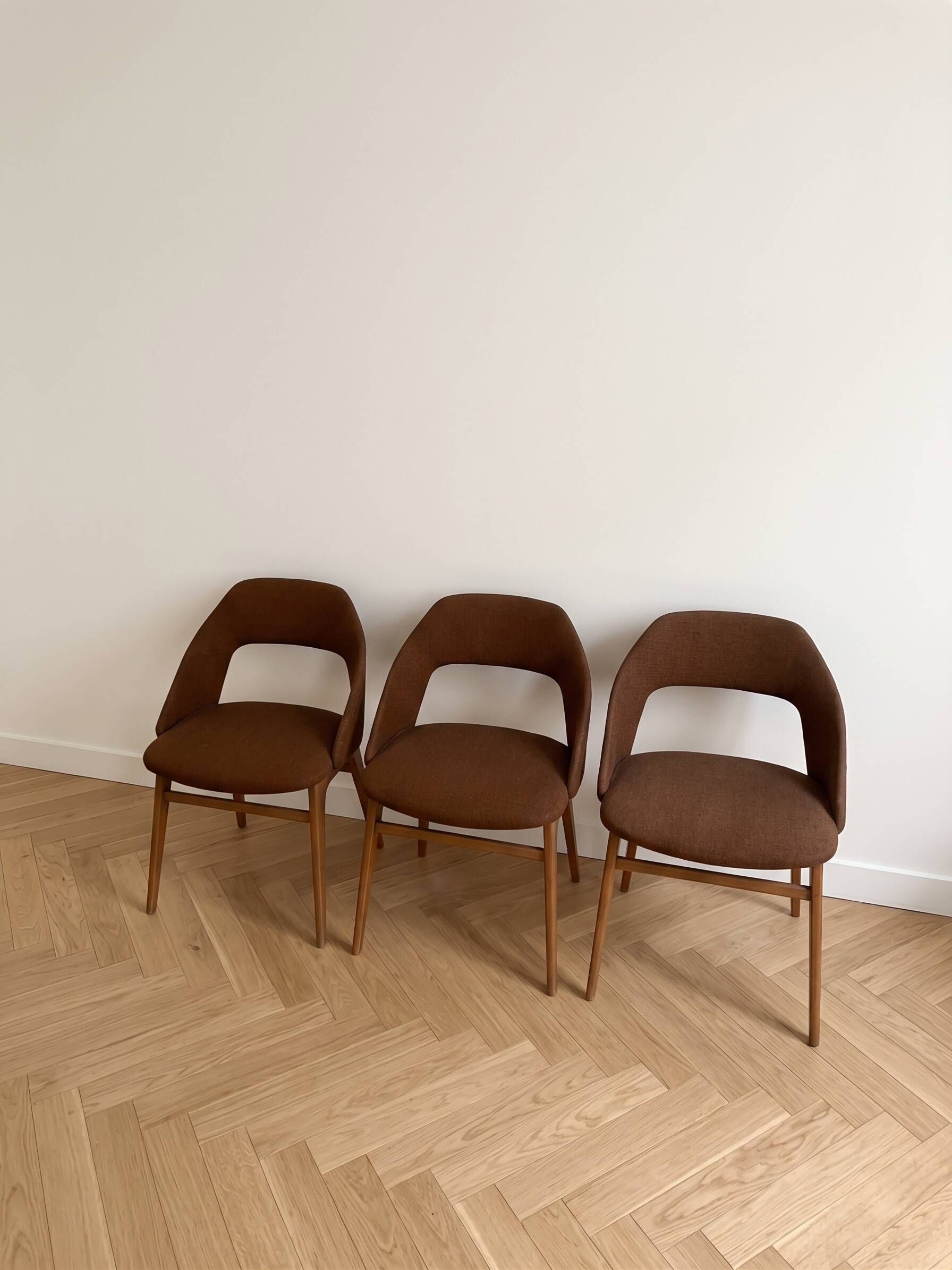 Set of 3 vintage 1960s chairs in wood and brown fabric.
