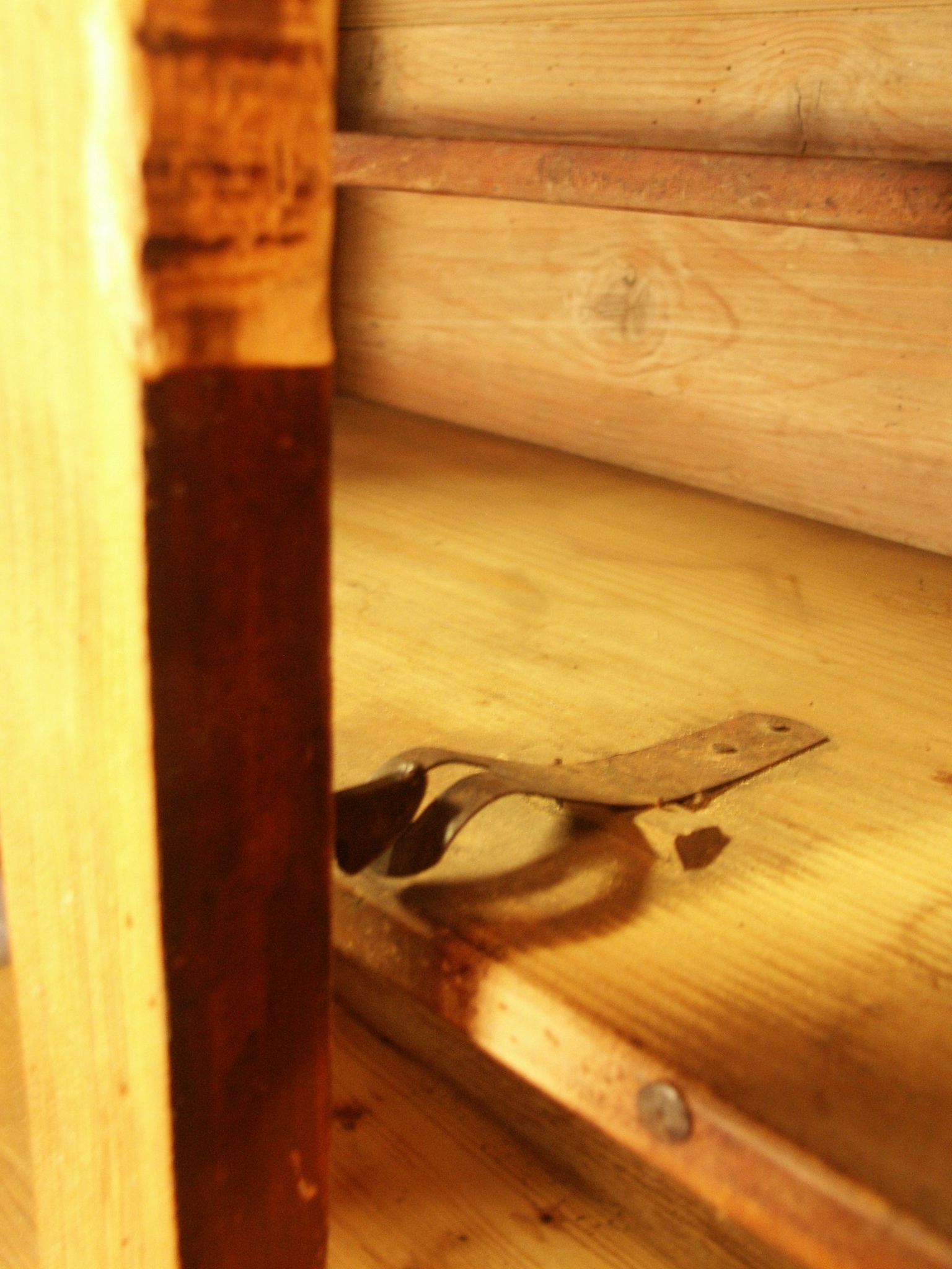 Buffet with 2 pine bodies