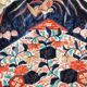 Plat en porcelaine imari du japon en forme de coquille saint-jacques bleu, rouge et turquoise