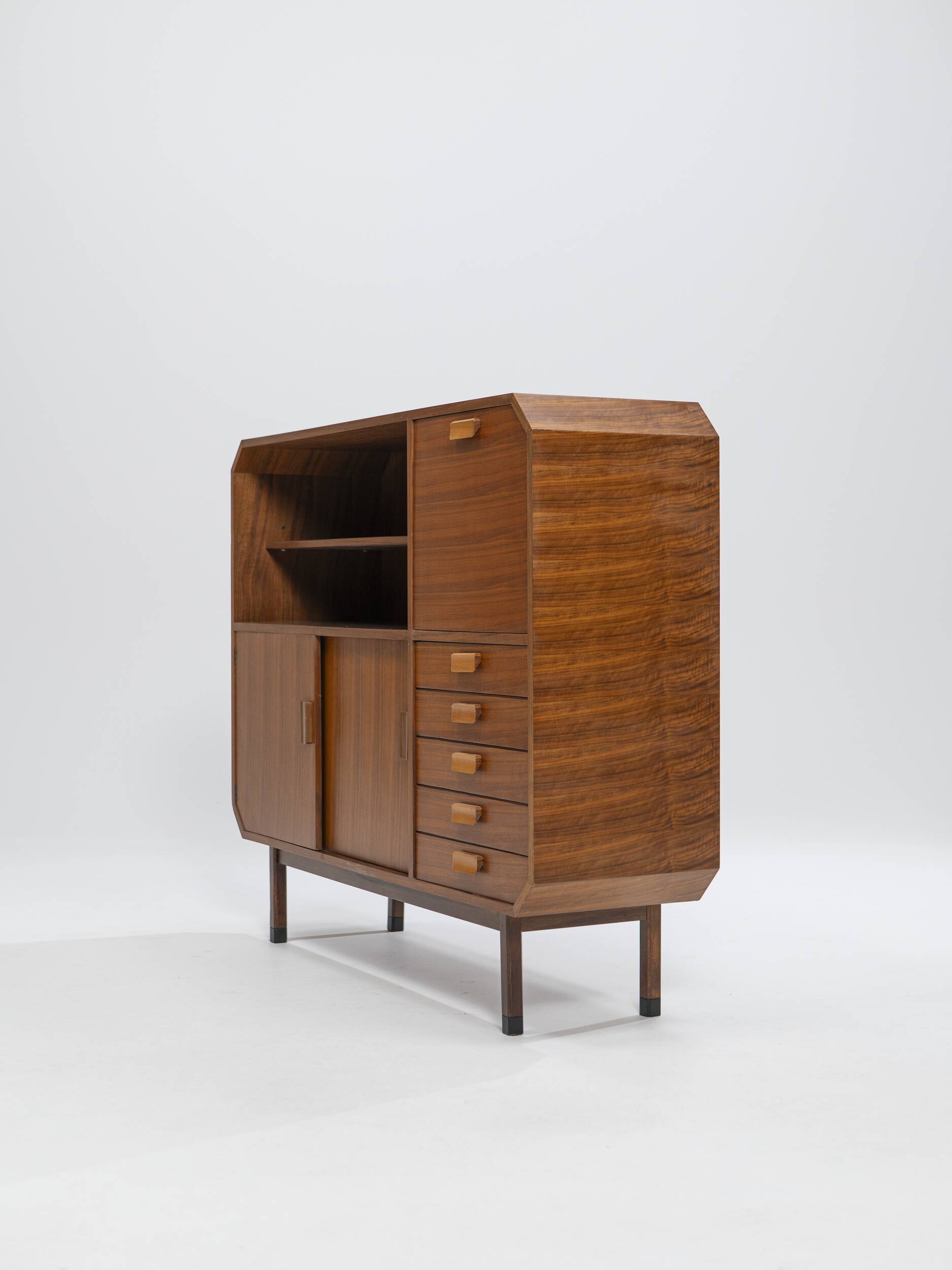 Buffet haut en teck, Italie, années 1960