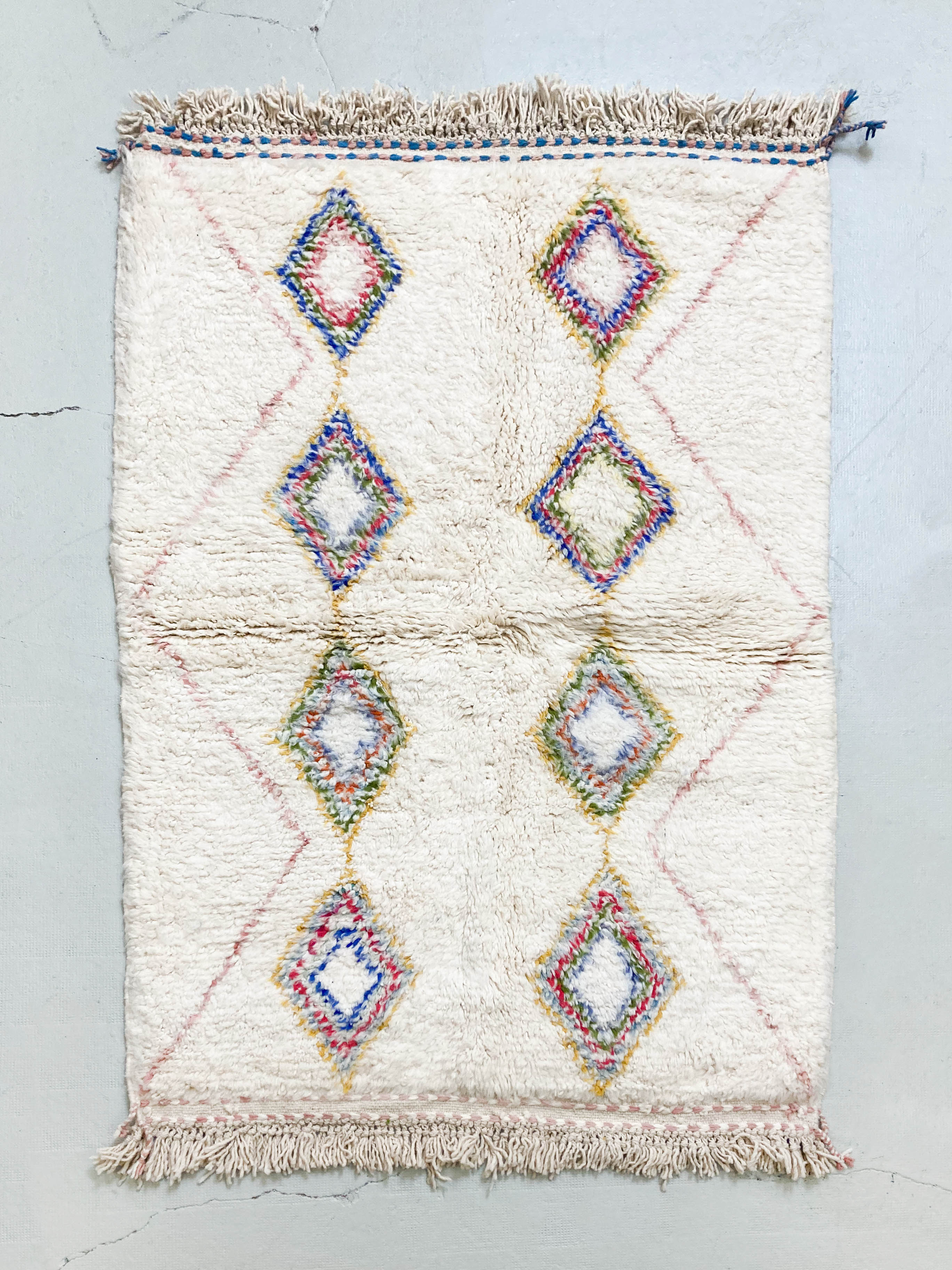 Tapis berbère marocain azilal écru à losanges colorés 195x132cm
